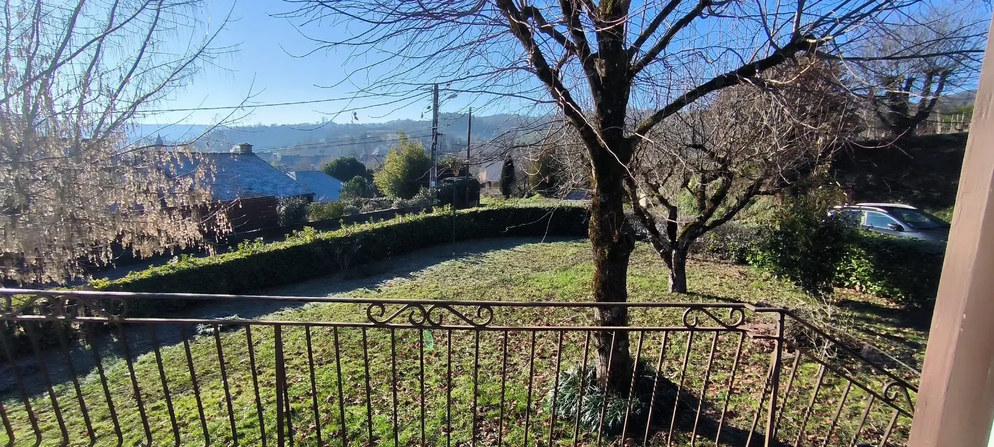 Maison 140 m² avec vue dégagée et jardin arboré à Clairvaux d’Aveyron 
