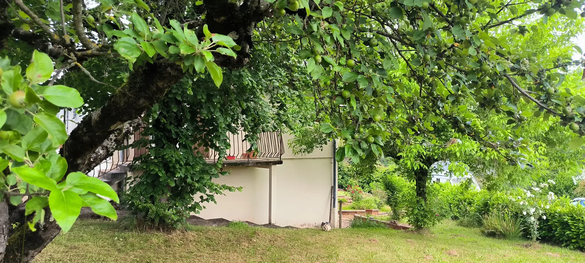 Maison 140 m² avec vue dégagée et jardin arboré à Clairvaux d’Aveyron 