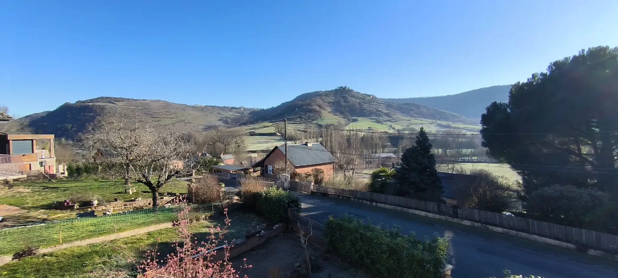 Maison 140 m² avec vue dégagée et jardin arboré à Clairvaux d’Aveyron 