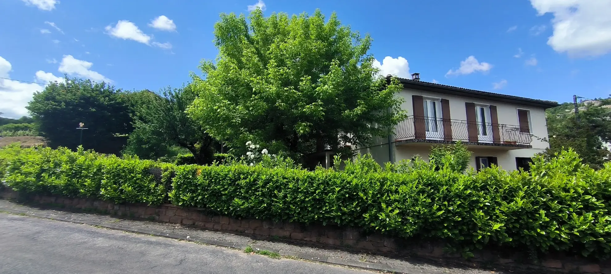 Maison 140 m² avec vue dégagée et jardin arboré à Clairvaux d’Aveyron 