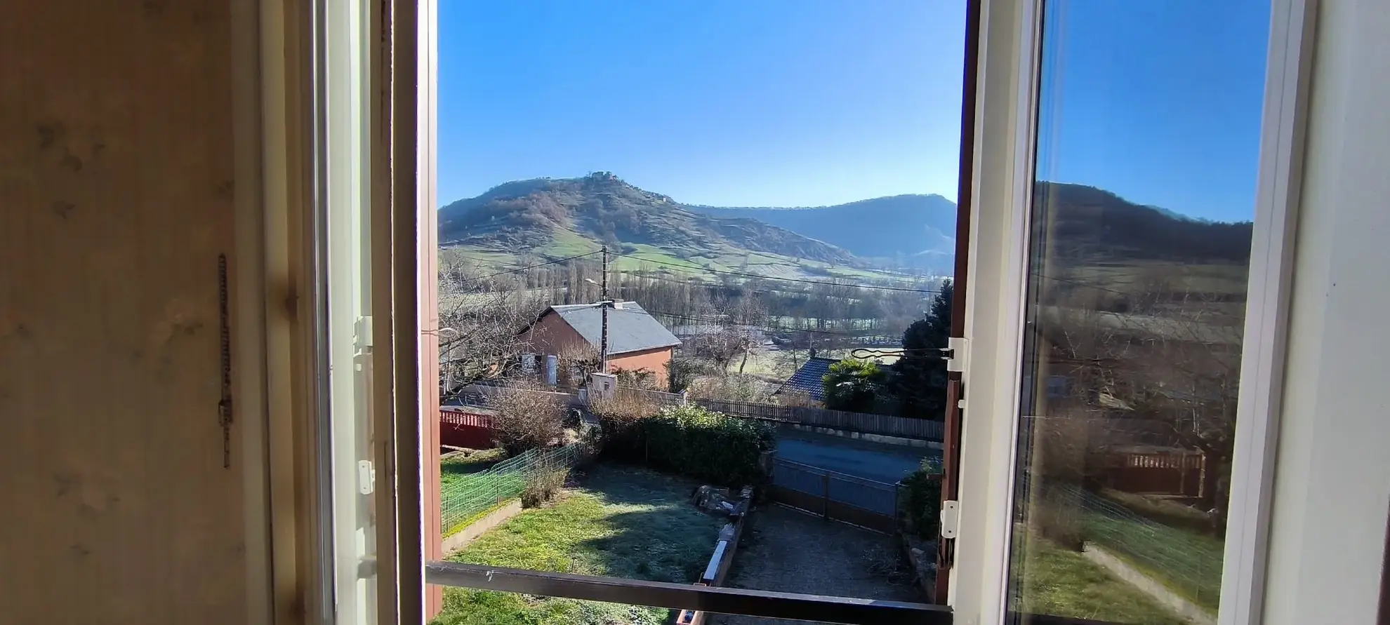 Maison 140 m² avec vue dégagée et jardin arboré à Clairvaux d’Aveyron 
