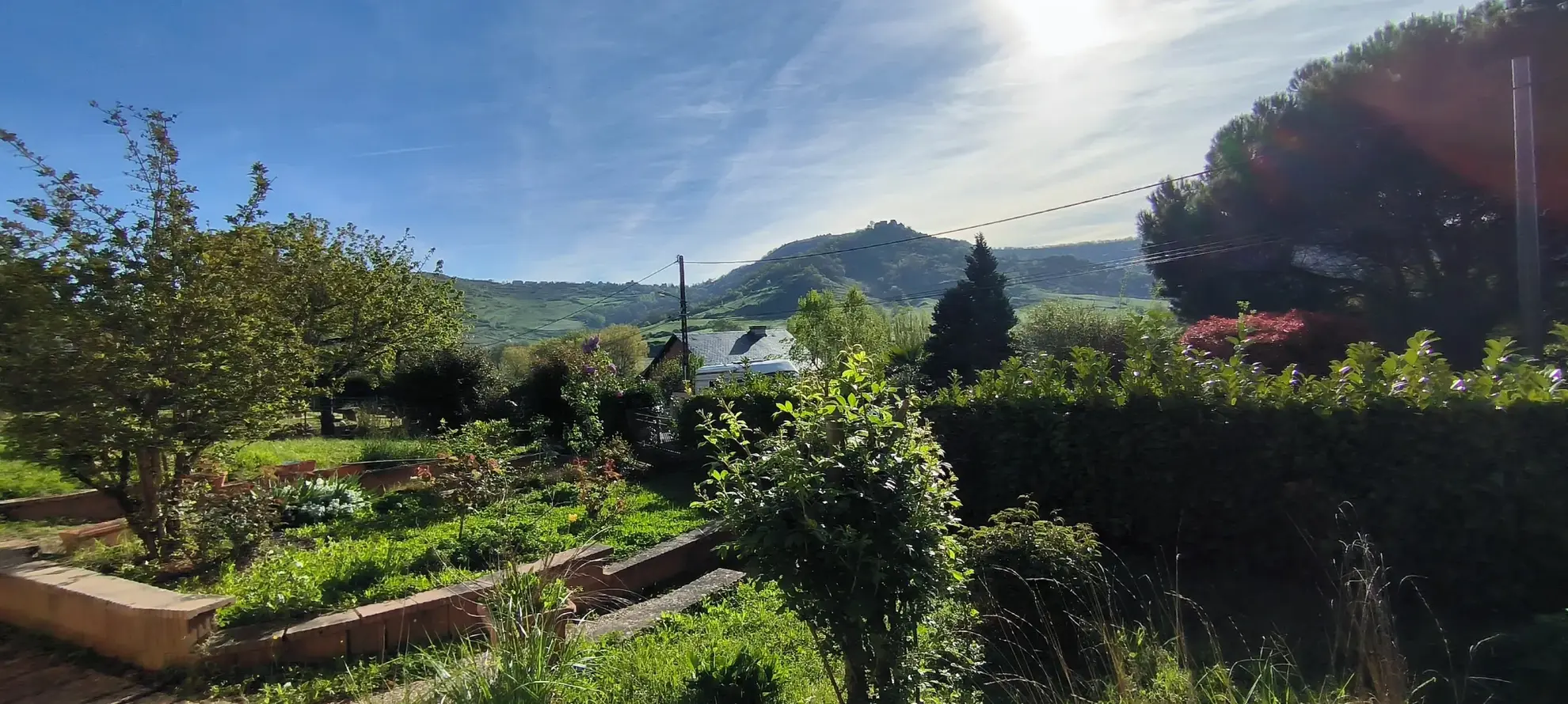 Maison 140 m² avec vue dégagée et jardin arboré à Clairvaux d’Aveyron 