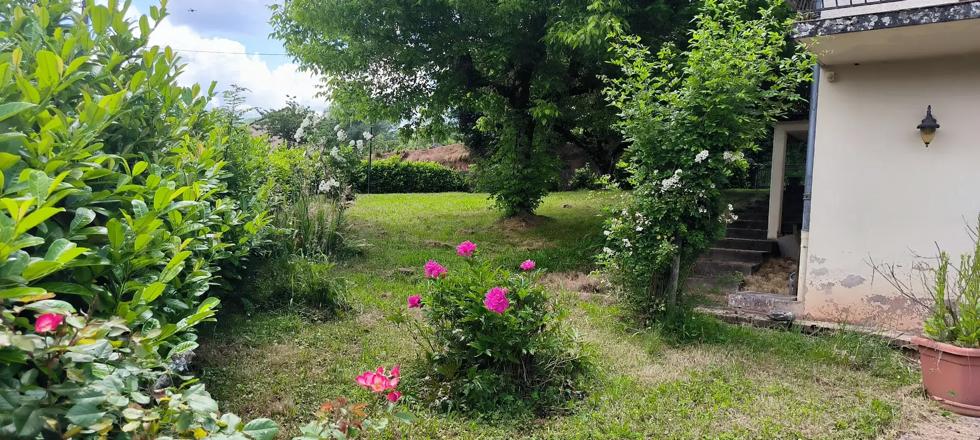 Maison 140 m² avec vue dégagée et jardin arboré à Clairvaux d’Aveyron 