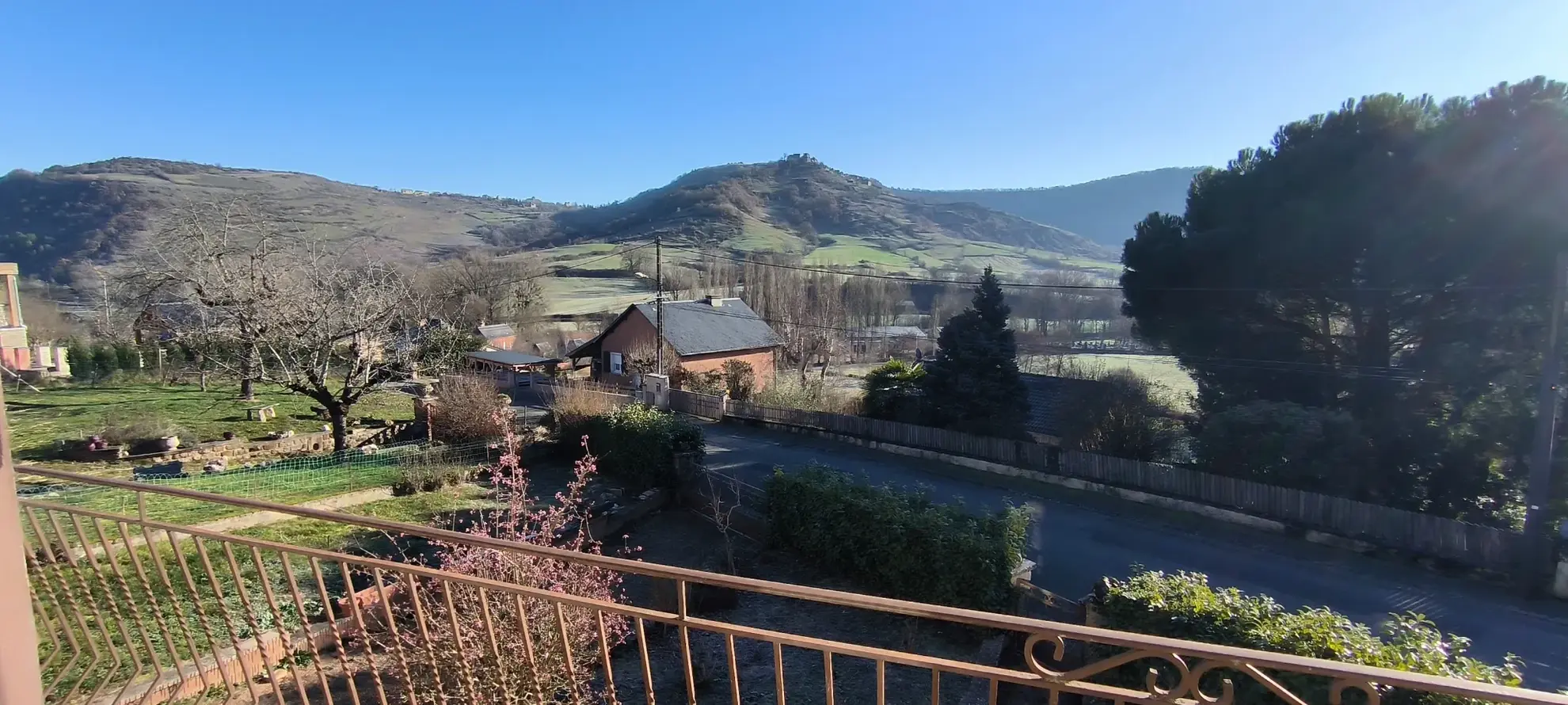 Maison 140 m² avec vue dégagée et jardin arboré à Clairvaux d’Aveyron 