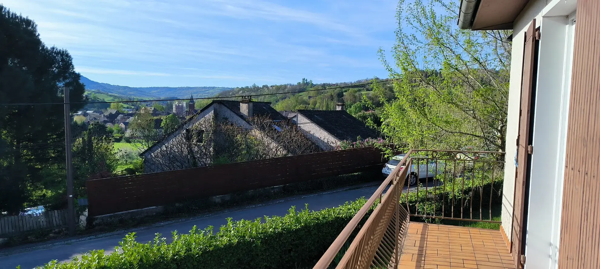 Maison 140 m² avec vue dégagée et jardin arboré à Clairvaux d’Aveyron 