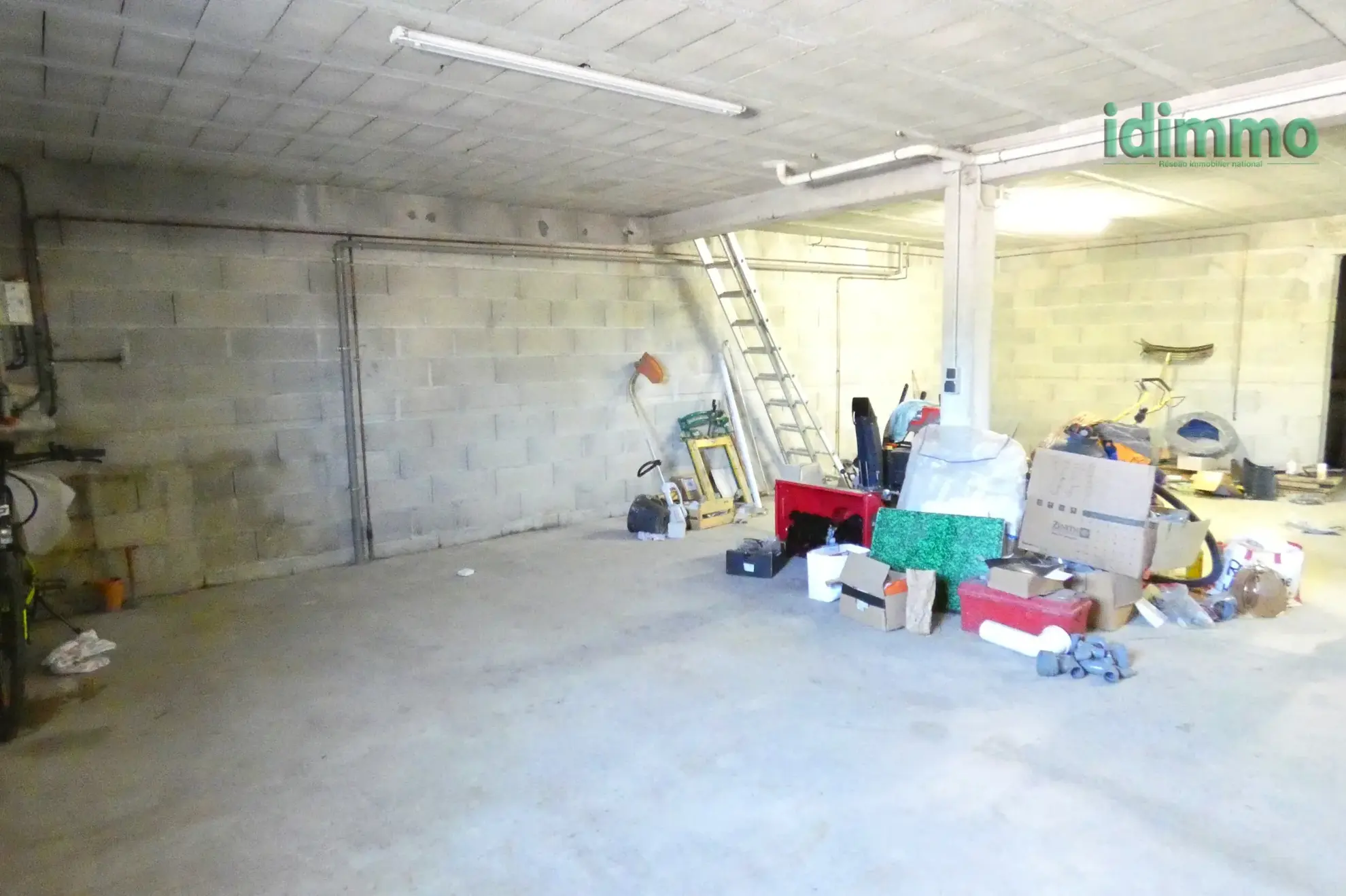 Maison de plain-pied à Aurillac proche centre-ville avec garage et grand terrain 