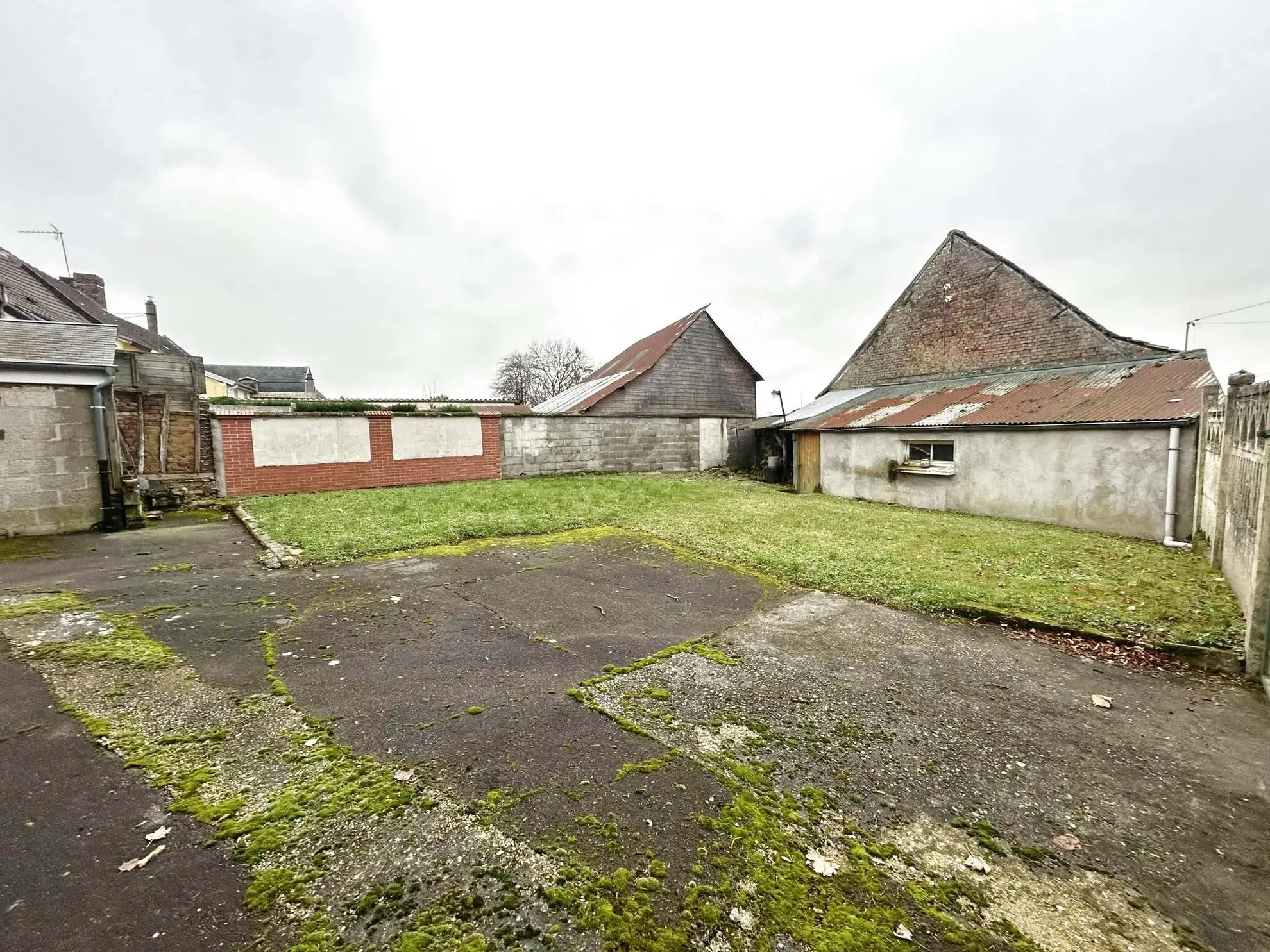 Belle maison à rénover à Oisemont, proche Abbeville, avec jardin et garage 