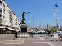 Appartement T2 de 49 m² à Toulon centre-ville, proche port et commerces 