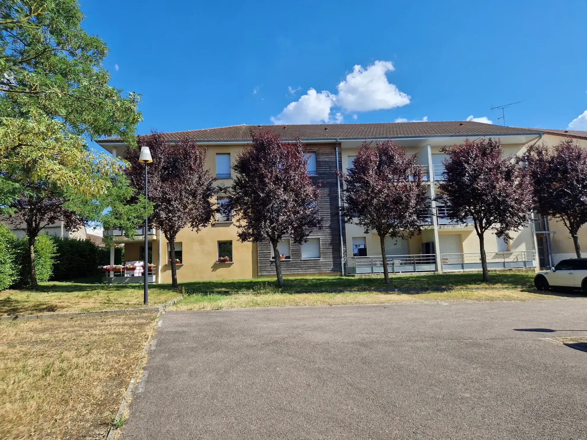 Appartement 2 pièces avec balcon et parking sécurisé à Autun 