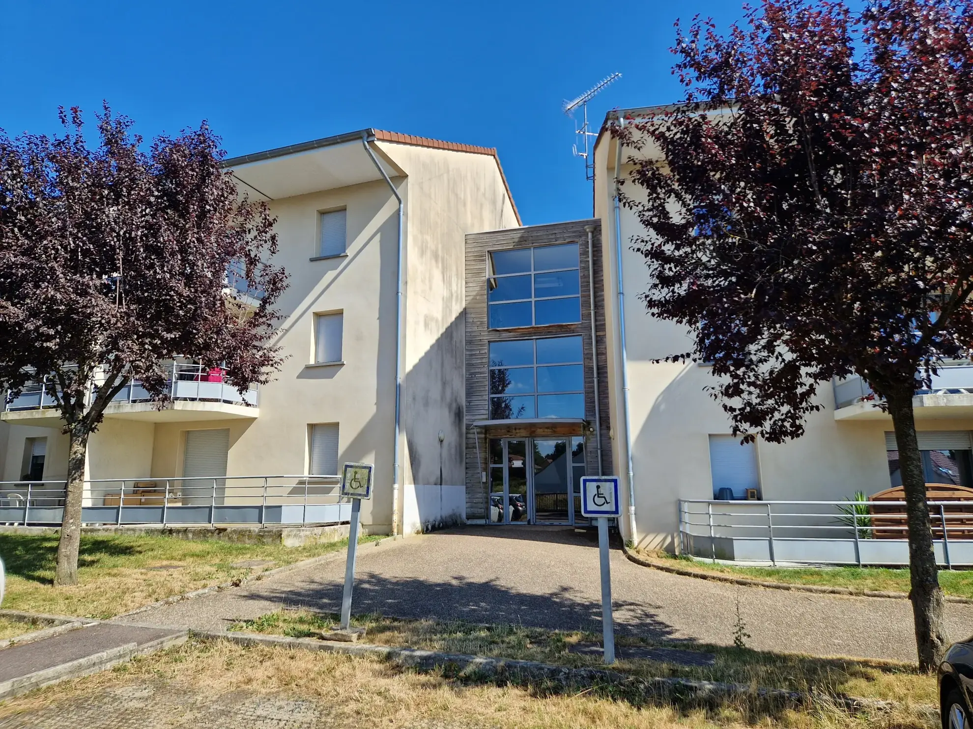 Appartement 2 pièces avec balcon et parking sécurisé à Autun 