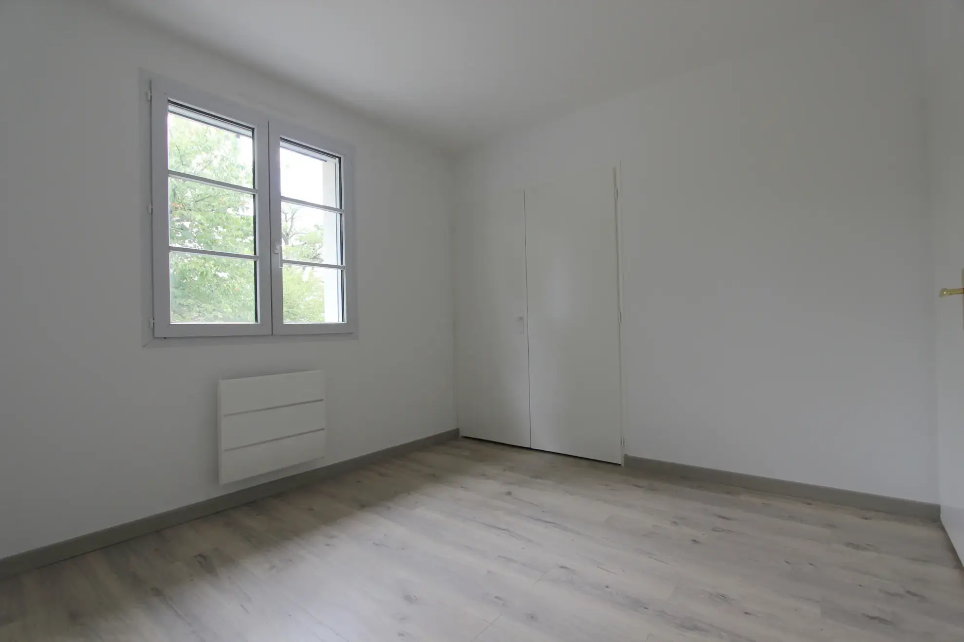 Maison plain-pied rénovée avec 3 chambres, jardin piscinable et garage à Echiré 