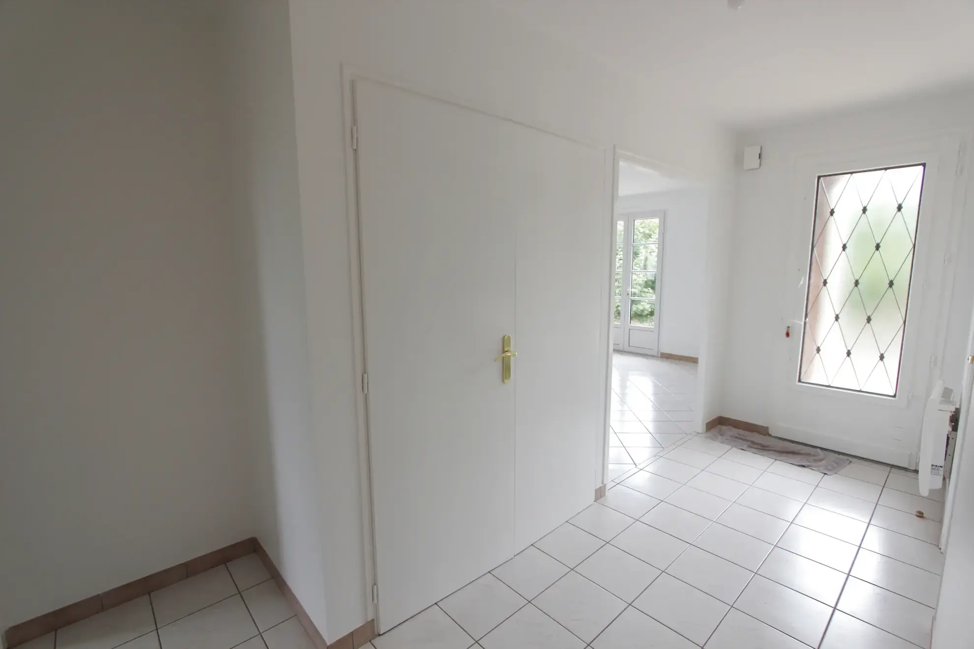 Maison plain-pied rénovée avec 3 chambres, jardin piscinable et garage à Echiré 