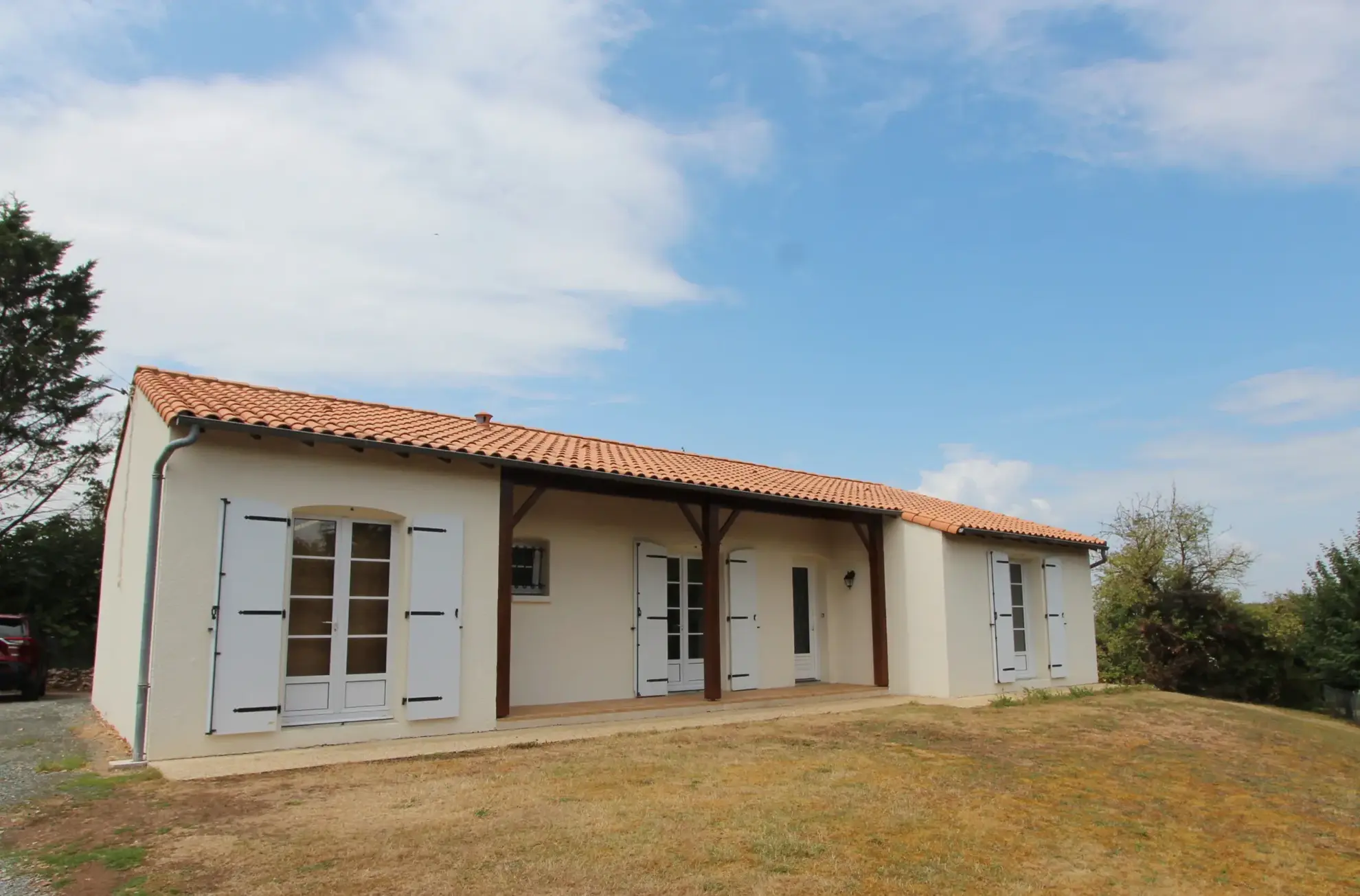 Maison plain-pied rénovée avec 3 chambres, jardin piscinable et garage à Echiré 