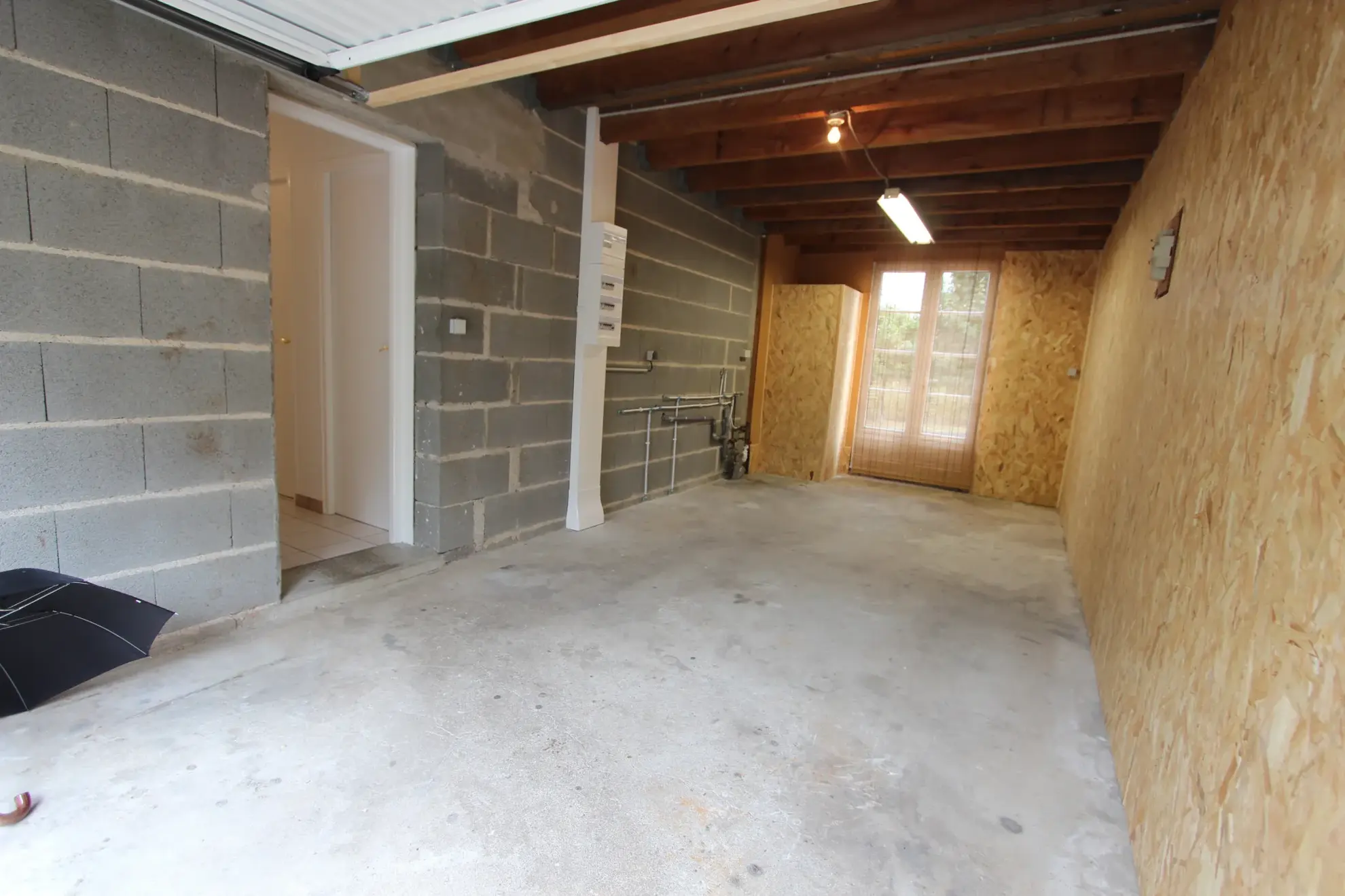 Maison plain-pied rénovée avec 3 chambres, jardin piscinable et garage à Echiré 