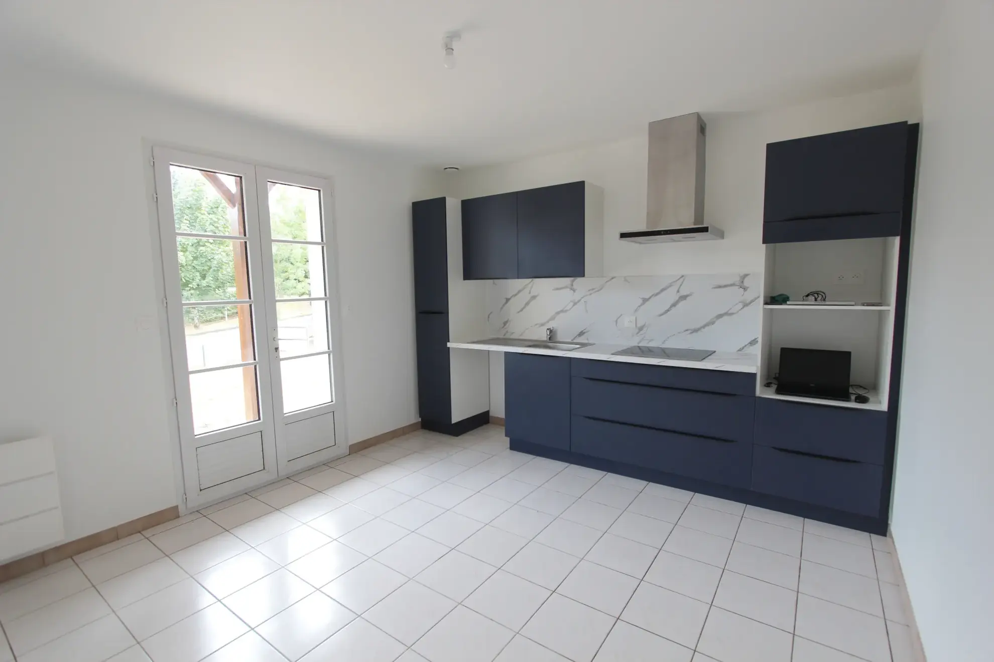 Maison plain-pied rénovée avec 3 chambres, jardin piscinable et garage à Echiré 