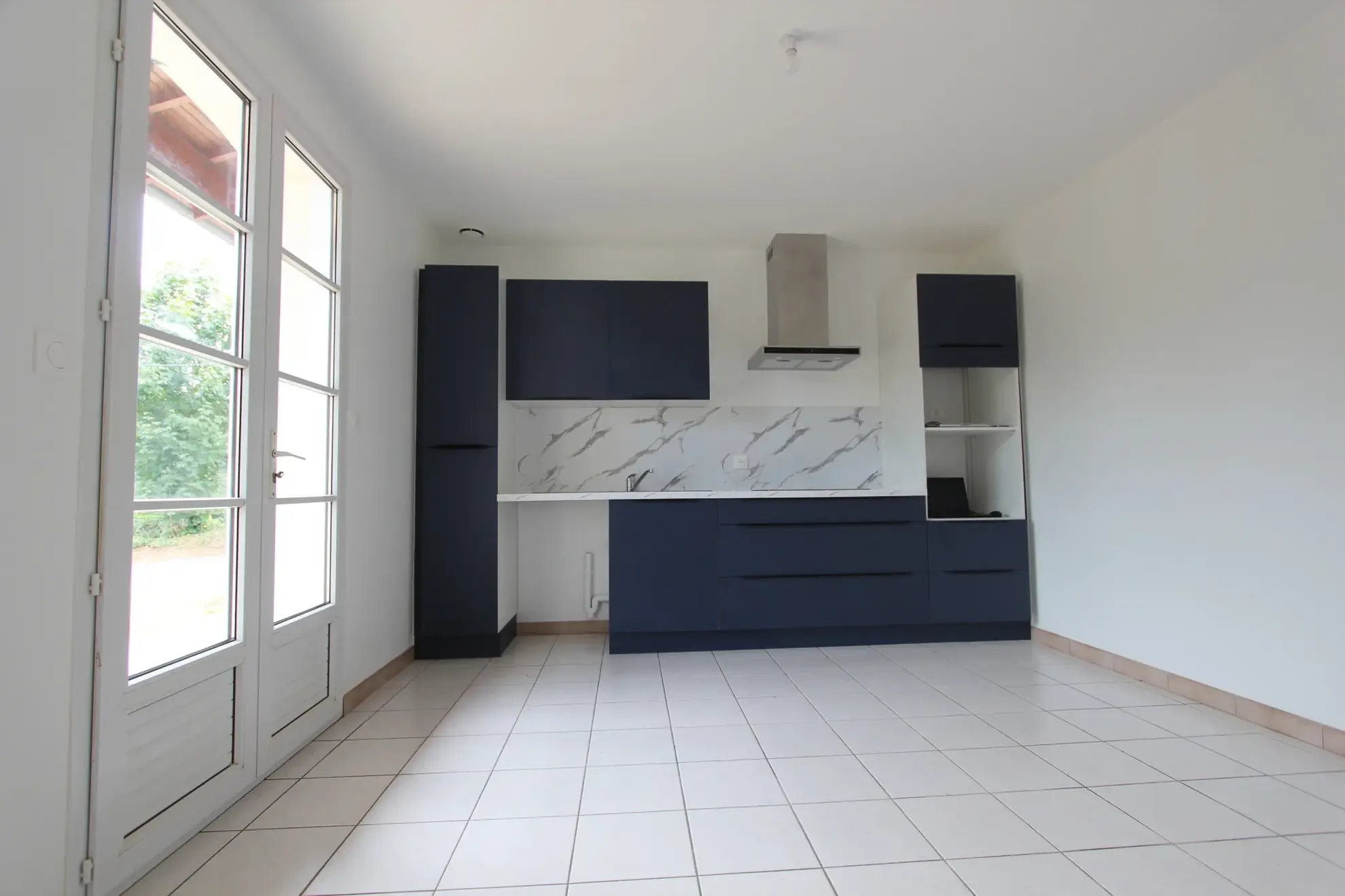 Maison plain-pied rénovée avec 3 chambres, jardin piscinable et garage à Echiré 