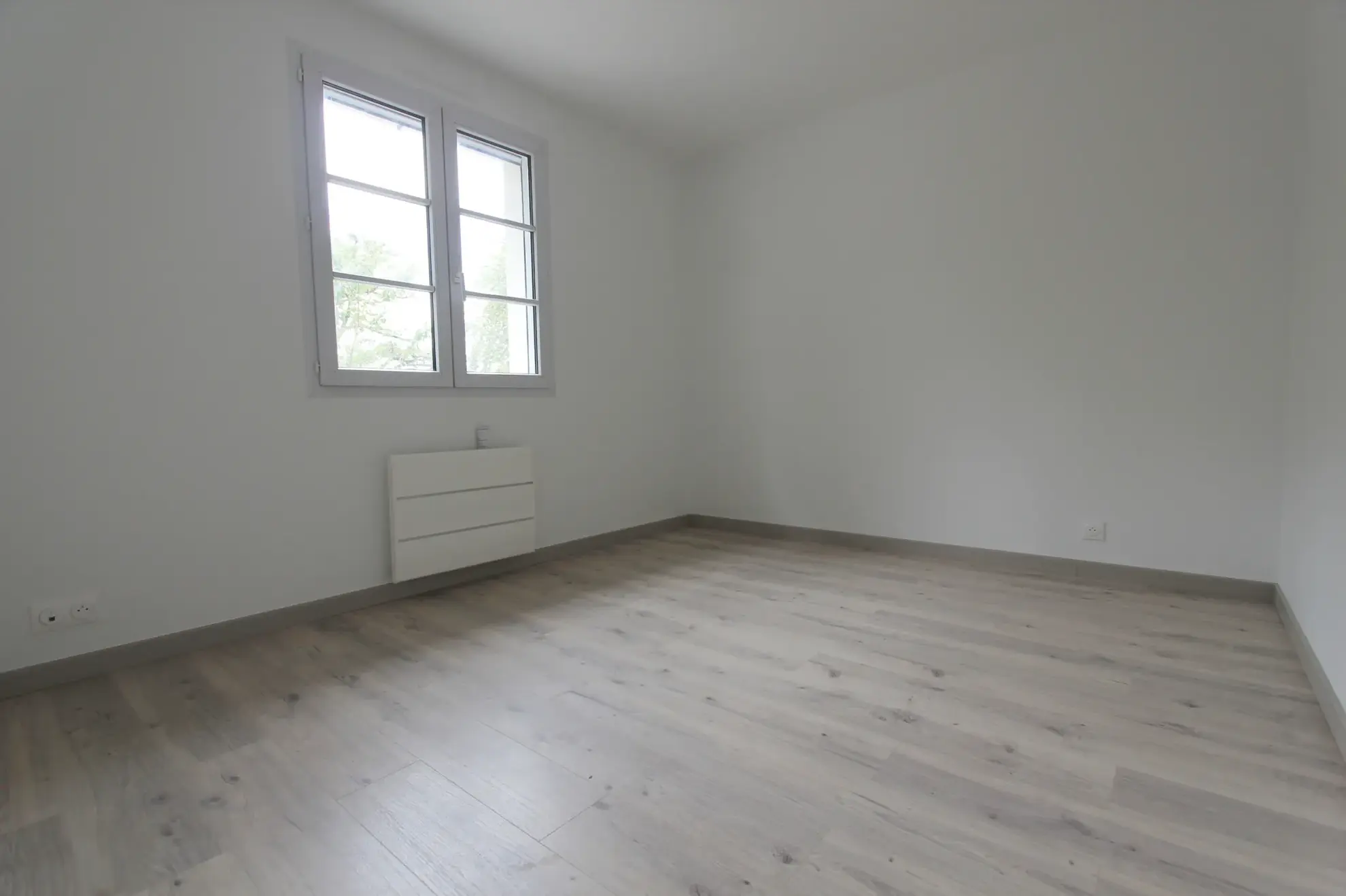 Maison plain-pied rénovée avec 3 chambres, jardin piscinable et garage à Echiré 