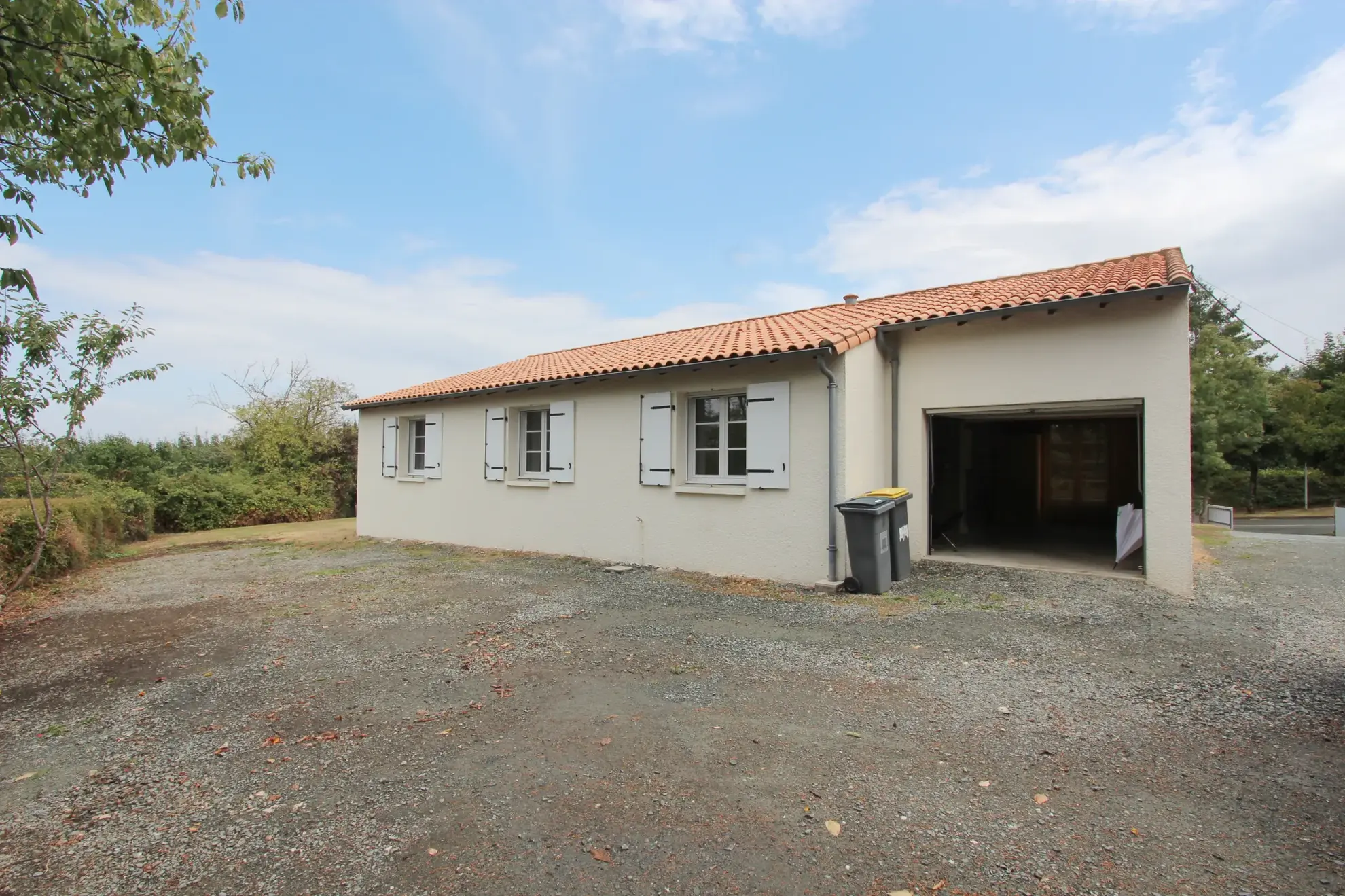 Maison plain-pied rénovée avec 3 chambres, jardin piscinable et garage à Echiré 