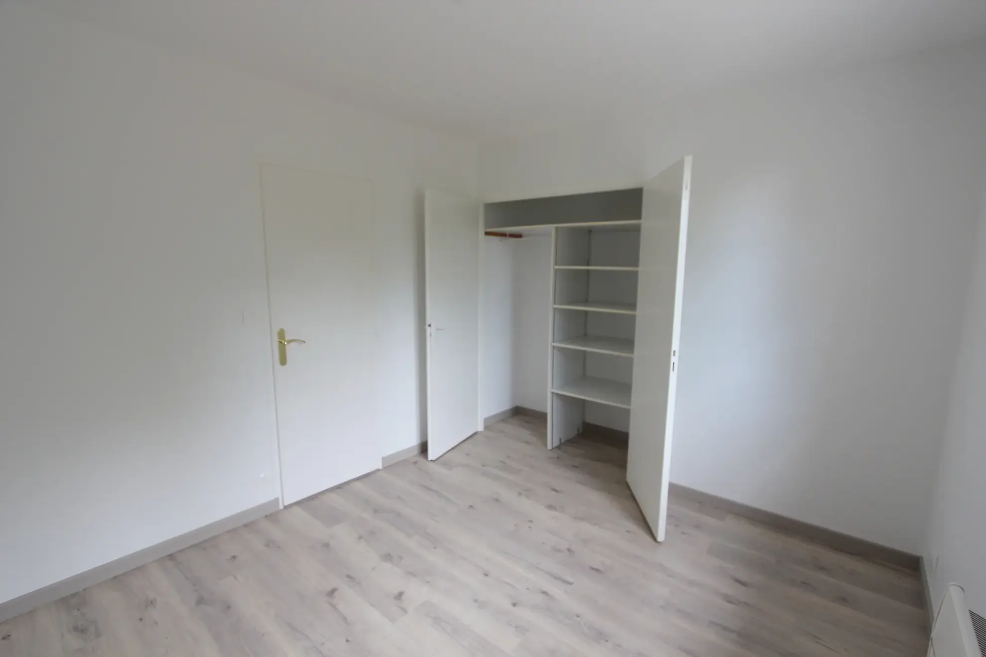 Maison plain-pied rénovée avec 3 chambres, jardin piscinable et garage à Echiré 