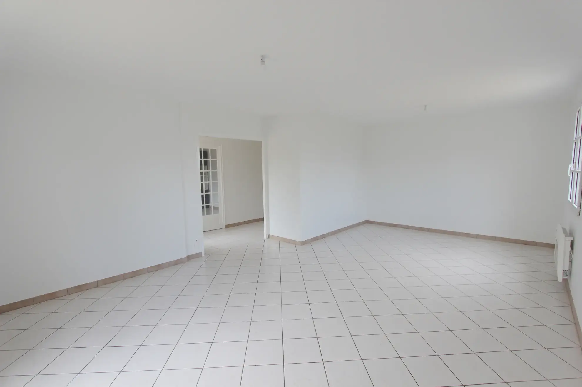 Maison plain-pied rénovée avec 3 chambres, jardin piscinable et garage à Echiré 