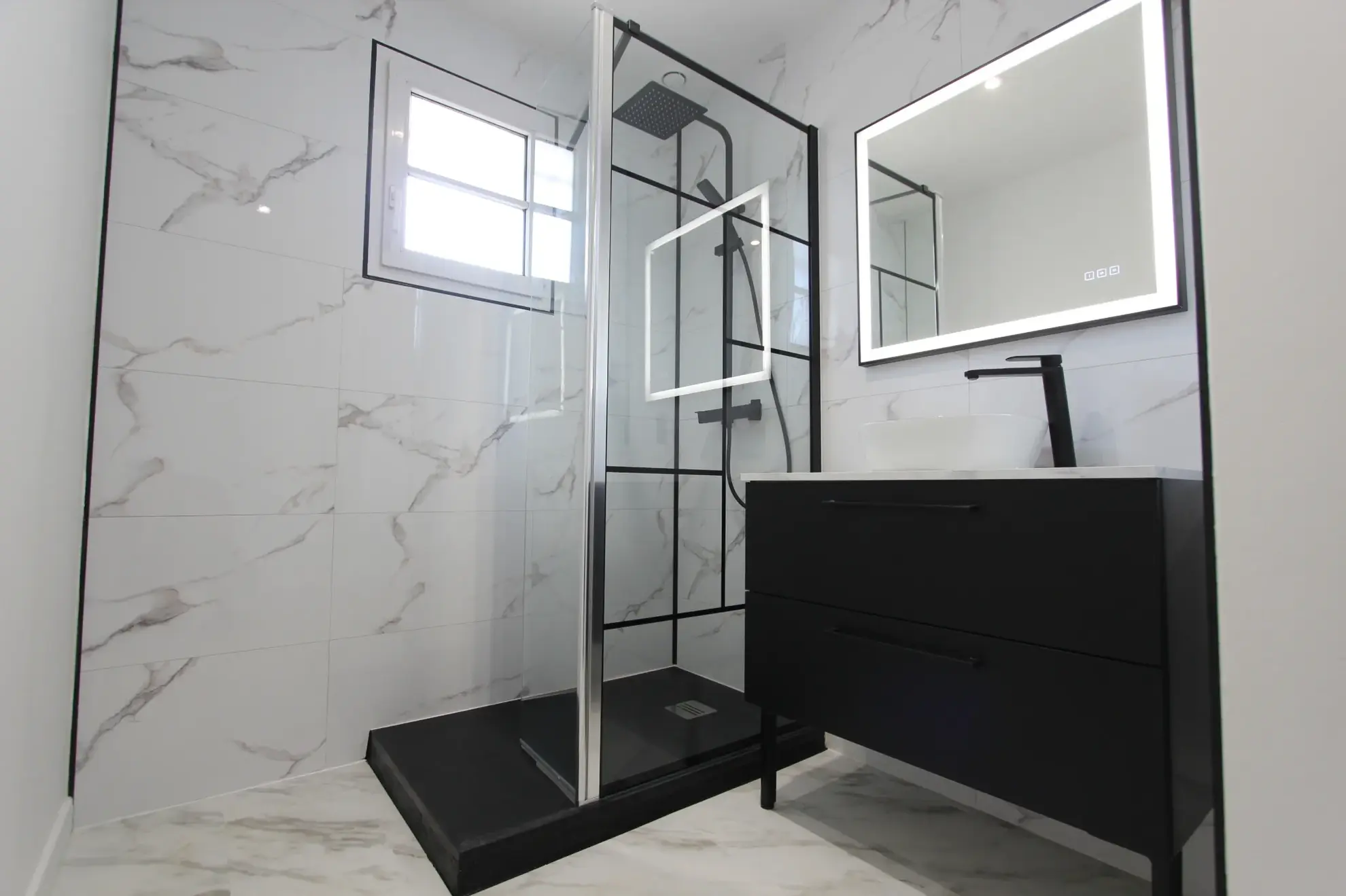 Maison plain-pied rénovée avec 3 chambres, jardin piscinable et garage à Echiré 