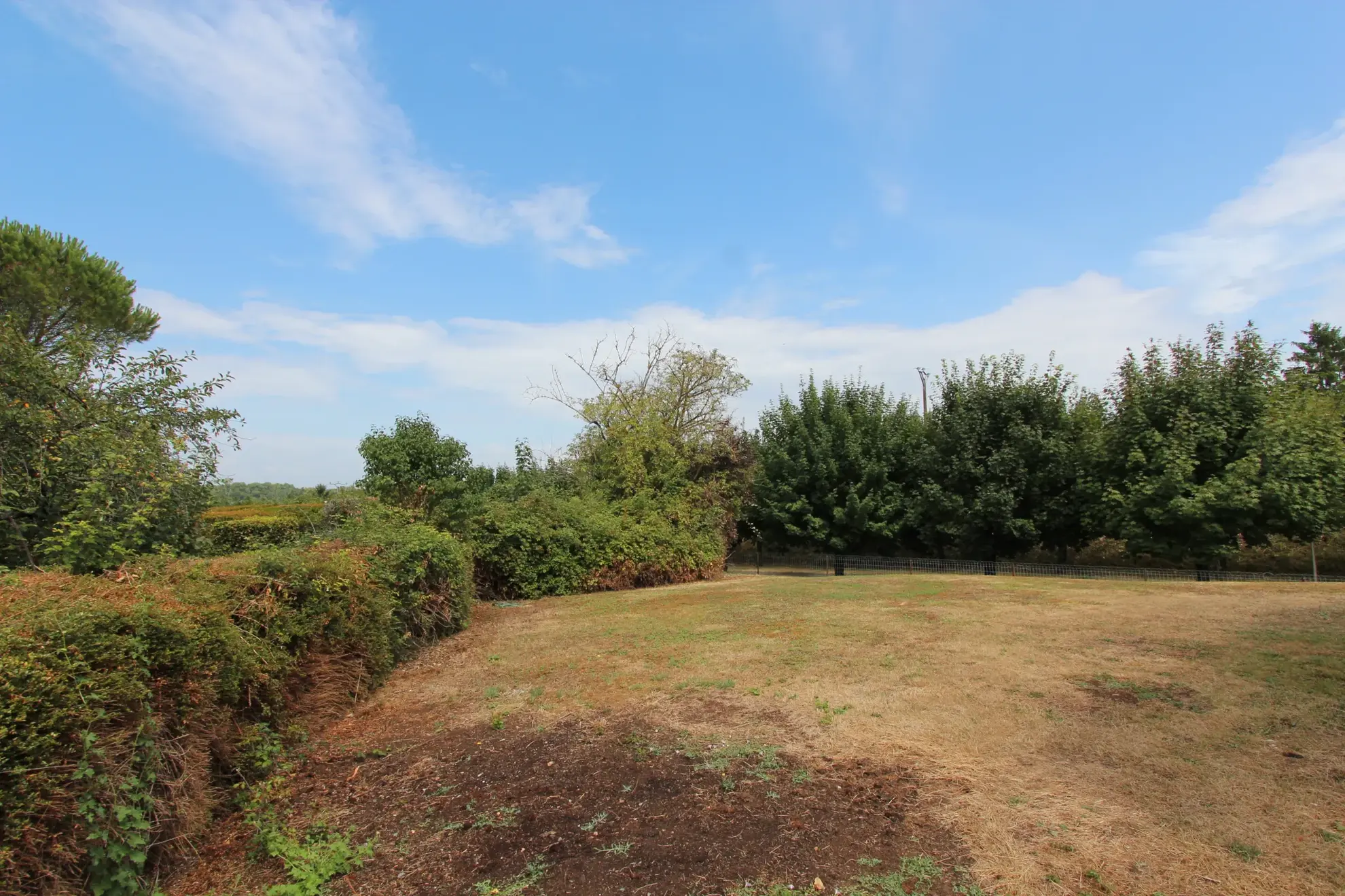 Maison plain-pied rénovée avec 3 chambres, jardin piscinable et garage à Echiré 