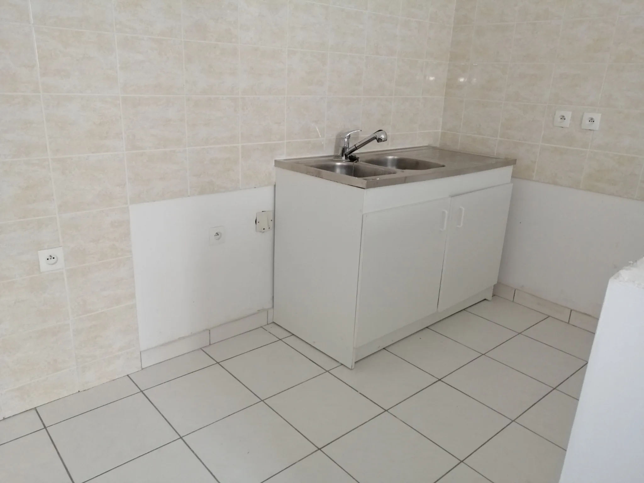 Immeuble à vendre à Nevers avec 4 appartements et jardin, excellent potentiel locatif 