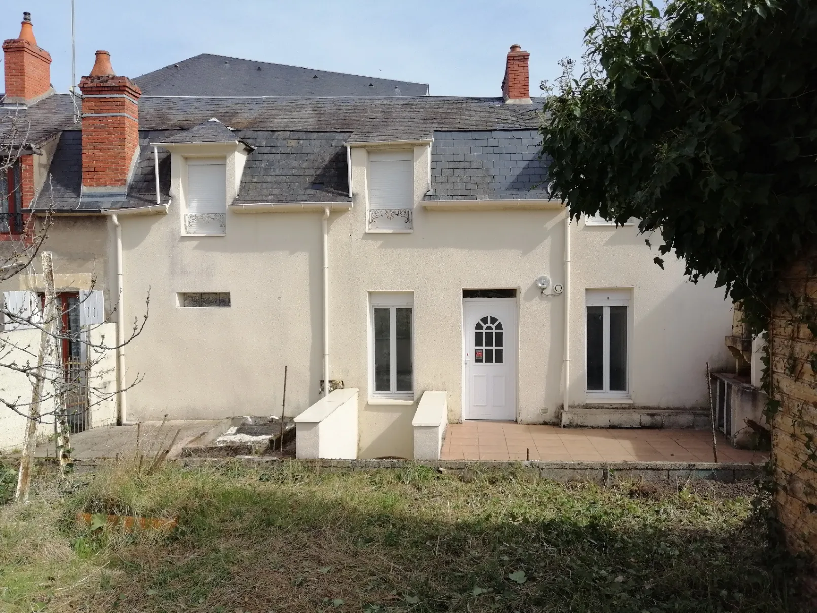 Immeuble à vendre à Nevers avec 4 appartements et jardin, excellent potentiel locatif