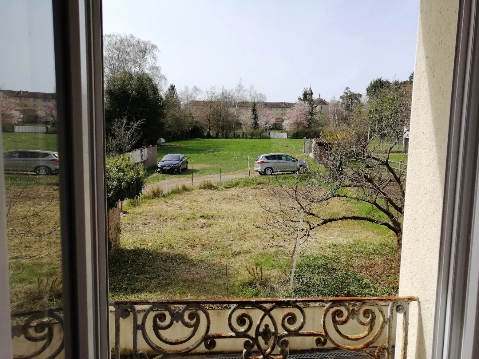 Immeuble à vendre à Nevers avec 4 appartements et jardin, excellent potentiel locatif 