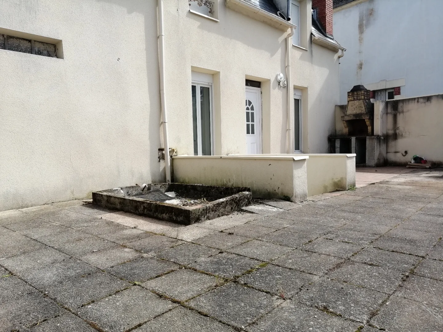 Immeuble à vendre à Nevers avec 4 appartements et jardin, excellent potentiel locatif 