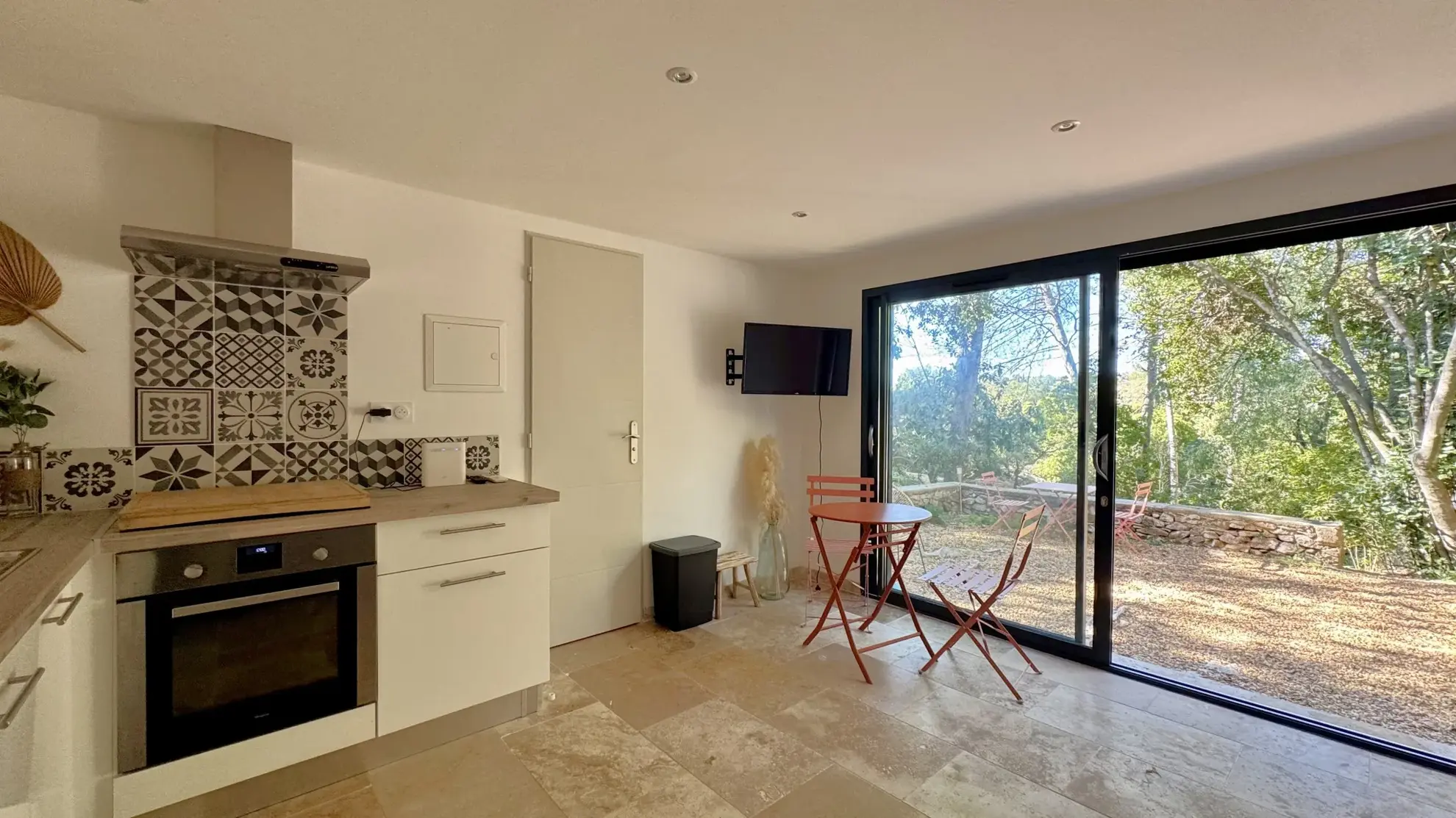 A vendre mazet de 26 m² à Nîmes, terrain boisé de 1 400 m², vue imprenable