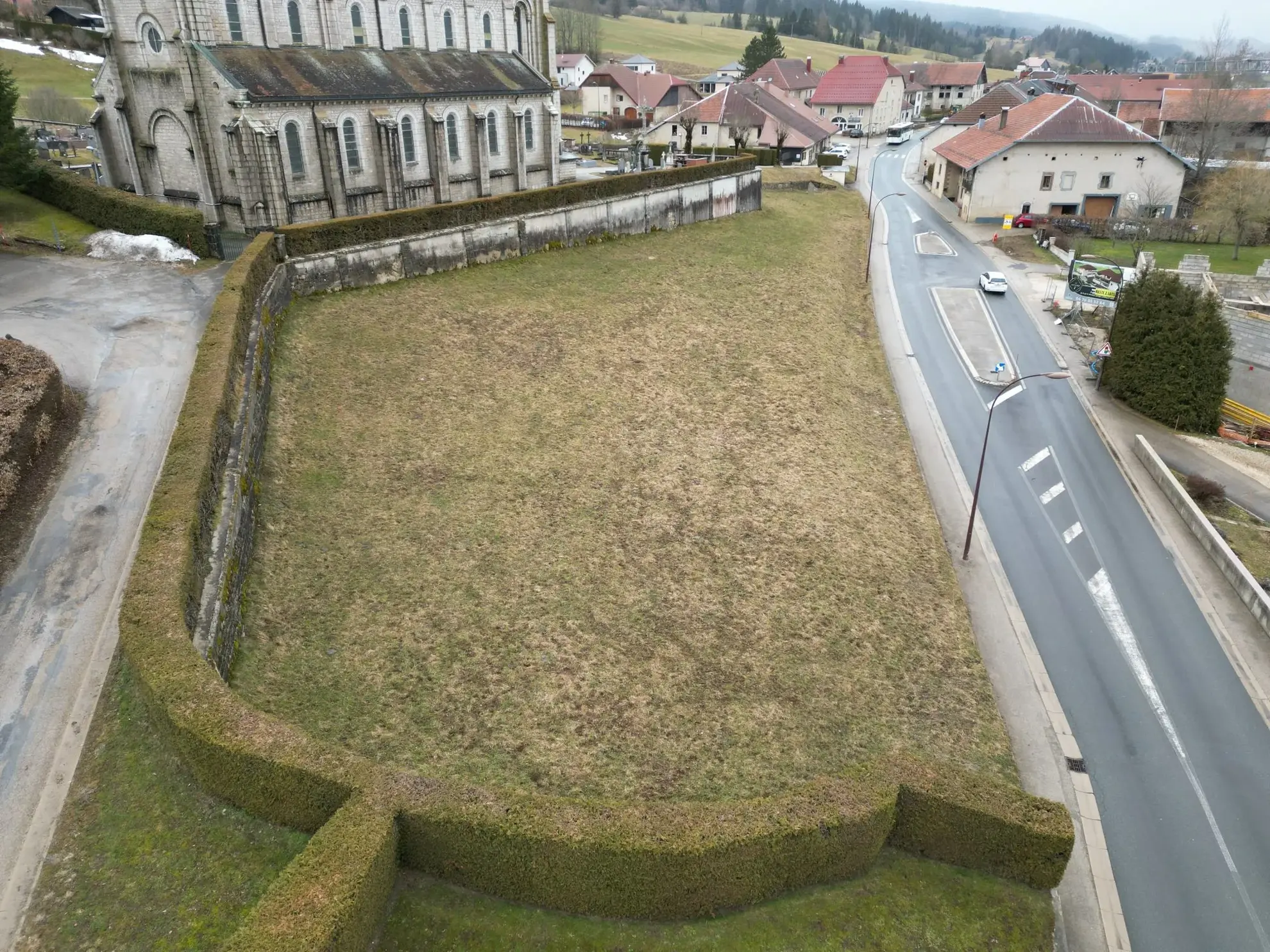 Terrain constructible de 570 m² proche de la frontière suisse à Longevilles Mont d'Or 