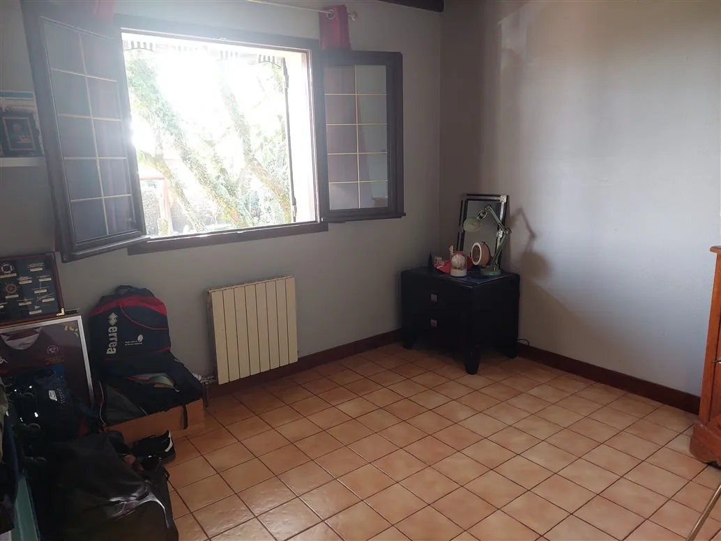 Maison traditionnelle avec piscine à Budos, 135 m², 4 chambres, terrain arboré 