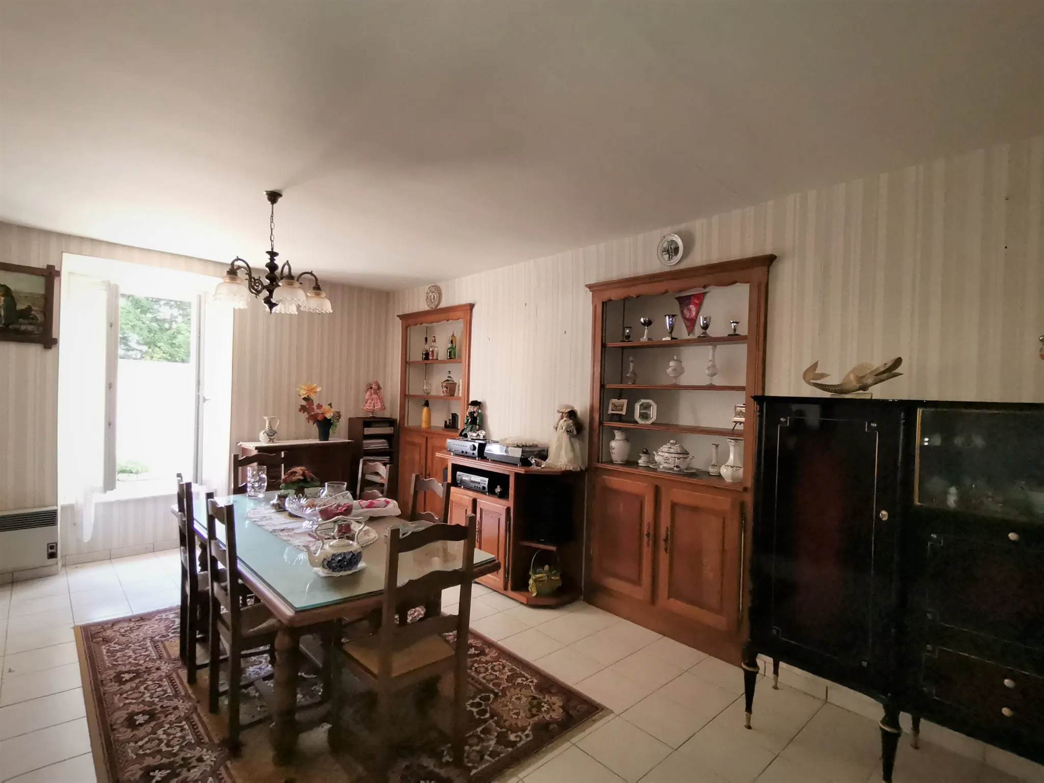 Maison en pierre à Prasville de 130m² avec cour et garage - À rénover 