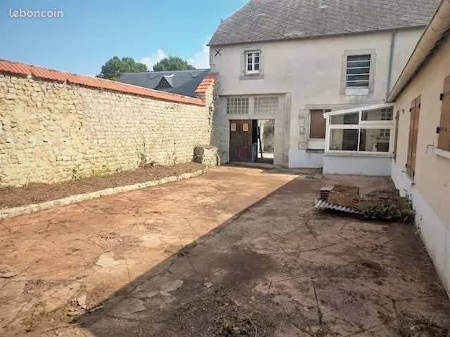 Maison en pierre à Prasville de 130m² avec cour et garage - À rénover 