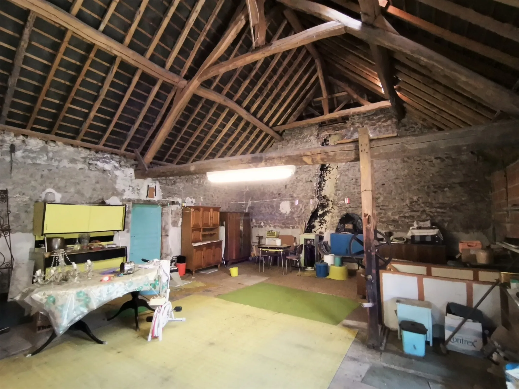 Maison en pierre à Prasville de 130m² avec cour et garage - À rénover 