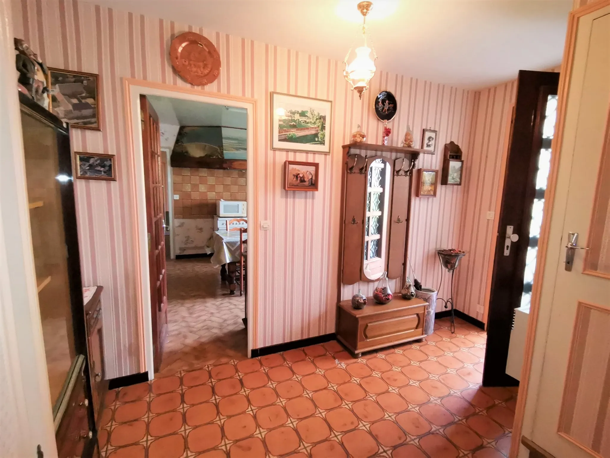 Maison en pierre à Prasville de 130m² avec cour et garage - À rénover 