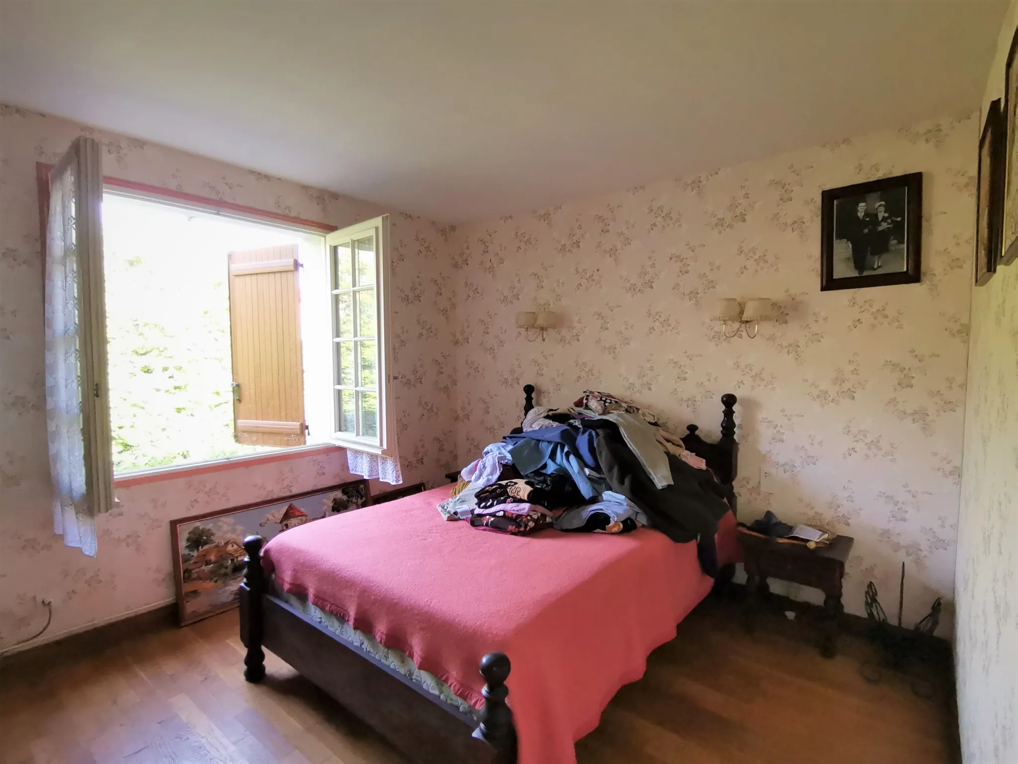 Maison en pierre à Prasville de 130m² avec cour et garage - À rénover 