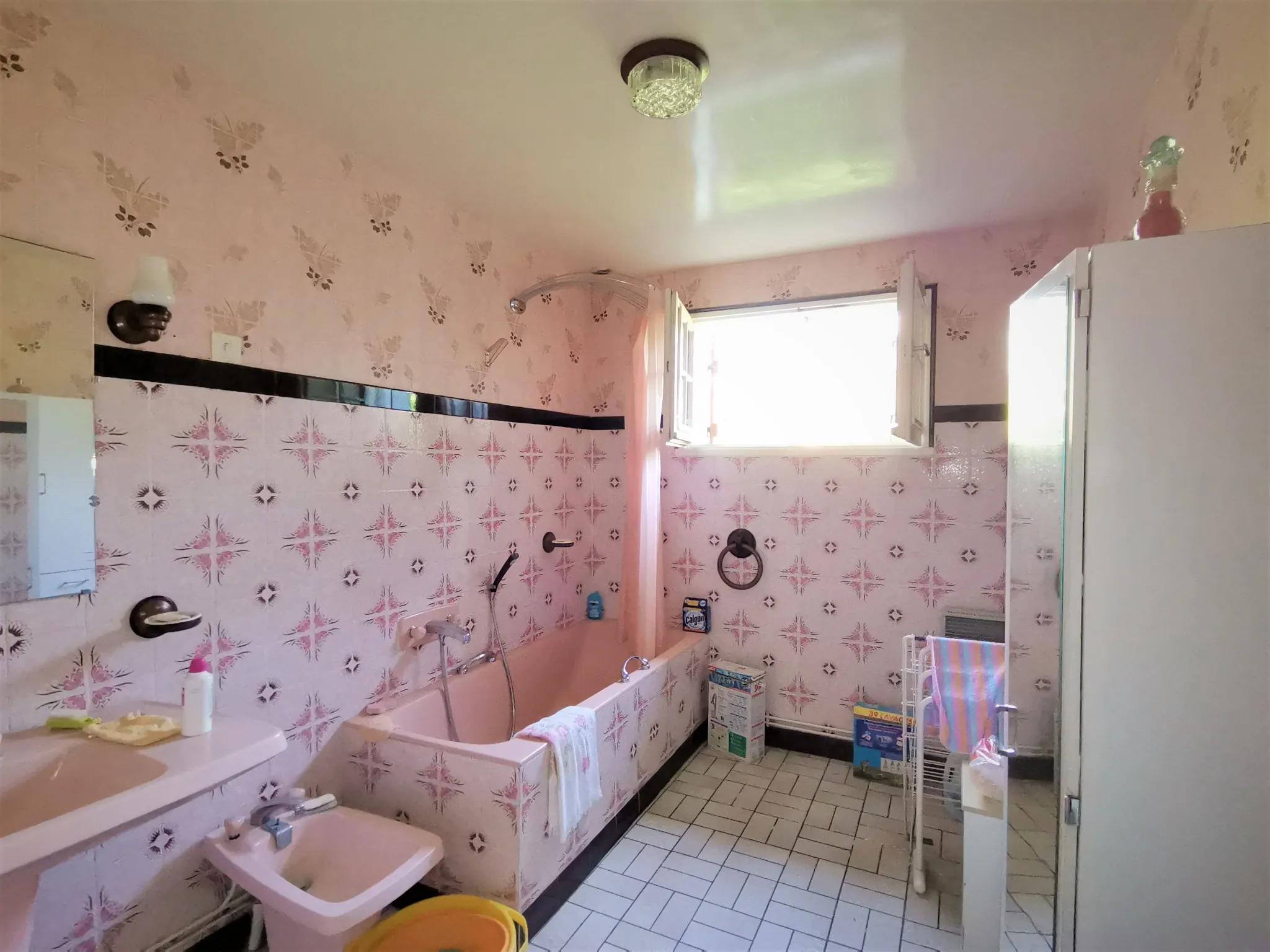 Maison en pierre à Prasville de 130m² avec cour et garage - À rénover 