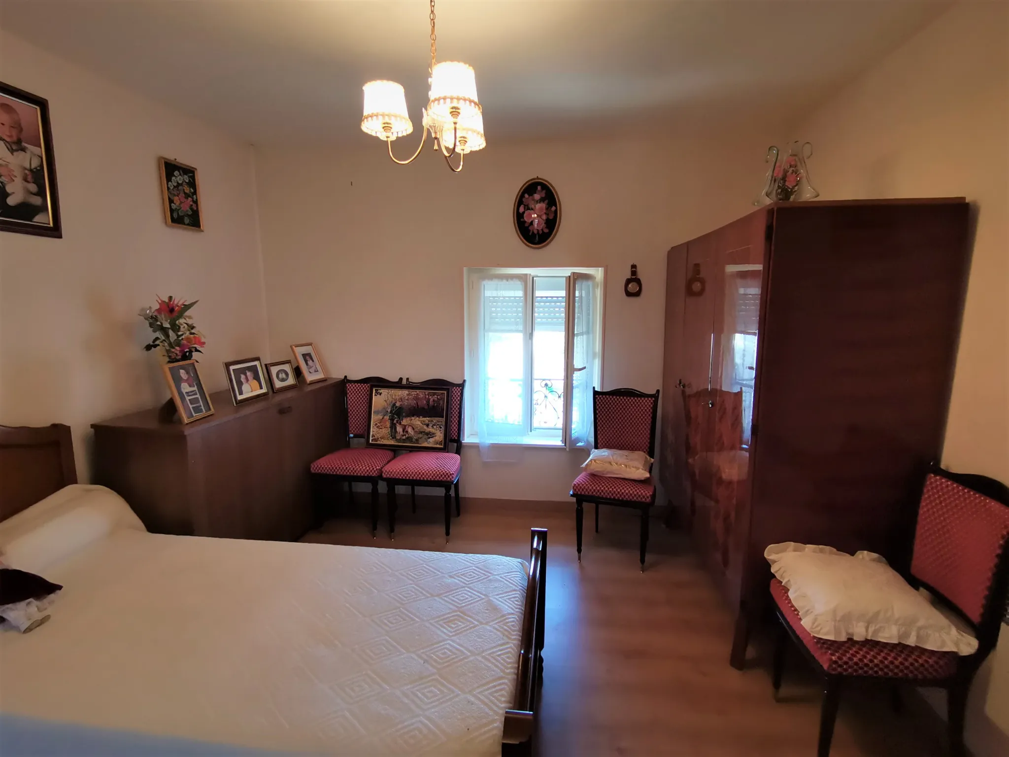 Maison en pierre à Prasville de 130m² avec cour et garage - À rénover 