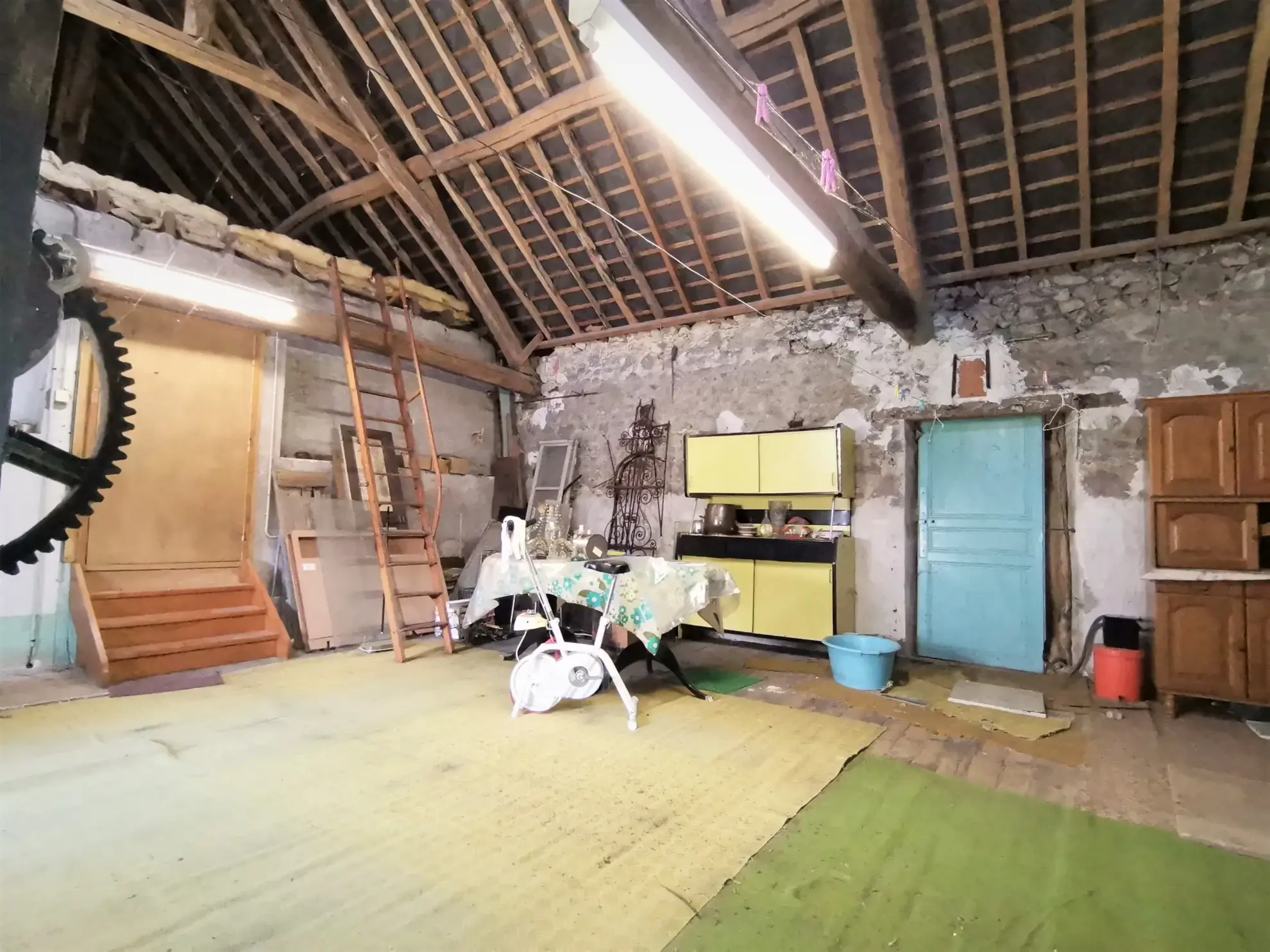 Maison en pierre à Prasville de 130m² avec cour et garage - À rénover 