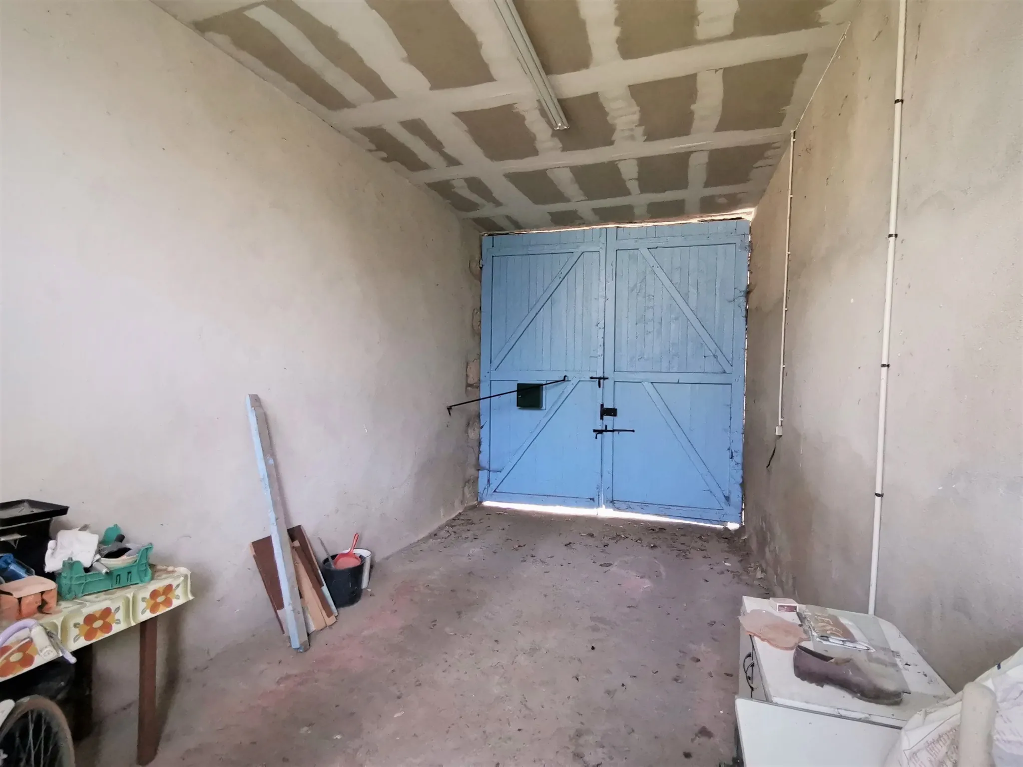 Maison en pierre à Prasville de 130m² avec cour et garage - À rénover 