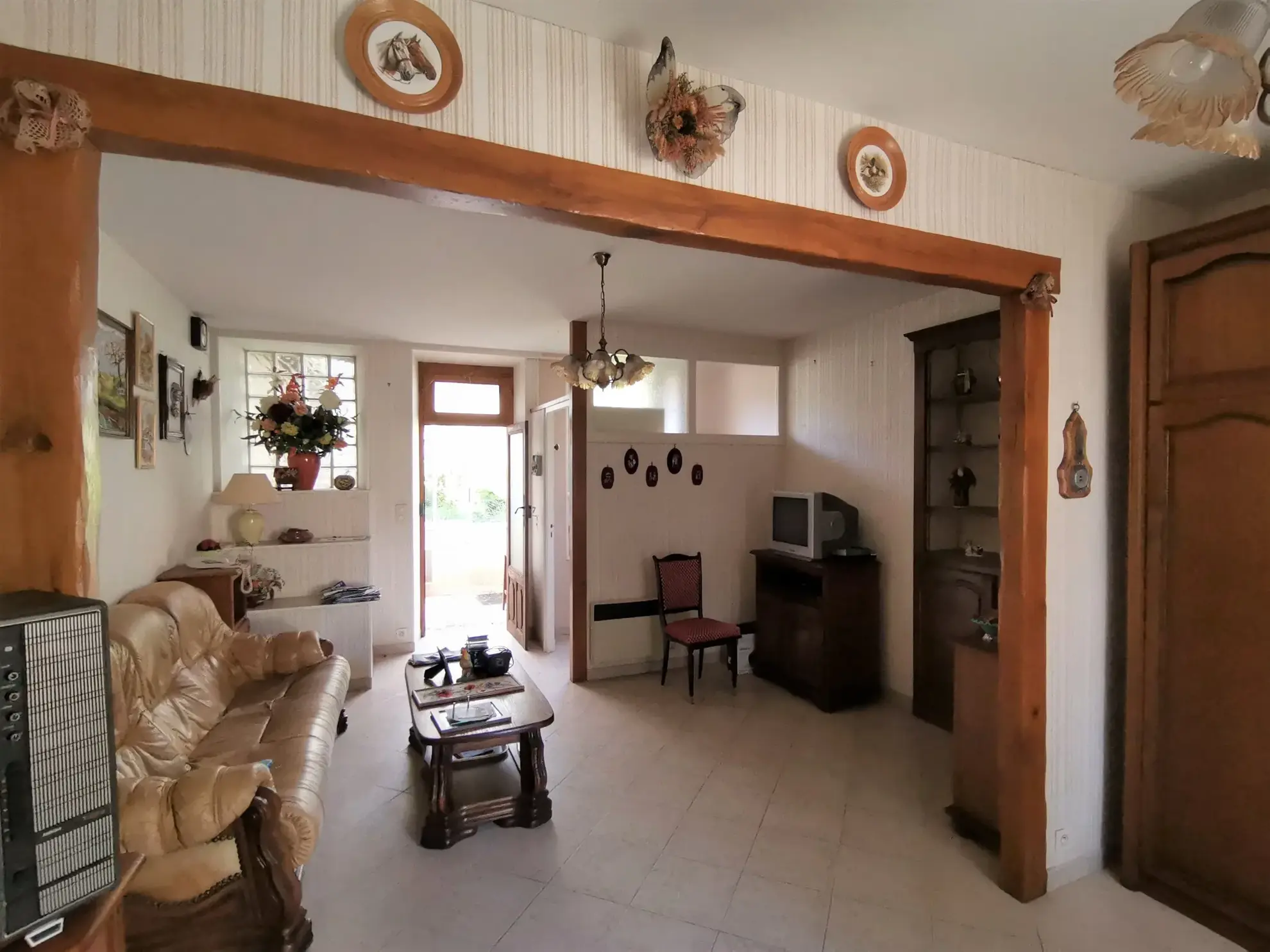 Maison en pierre à Prasville de 130m² avec cour et garage - À rénover 
