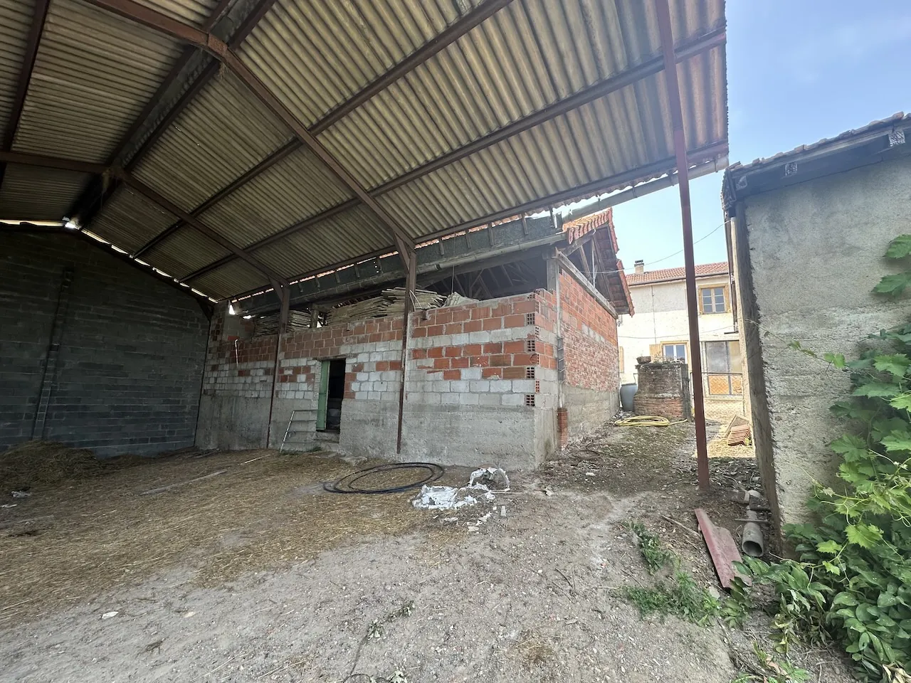 Ancienne ferme avec dépendances et terrain de 1,91 ha à Melay 