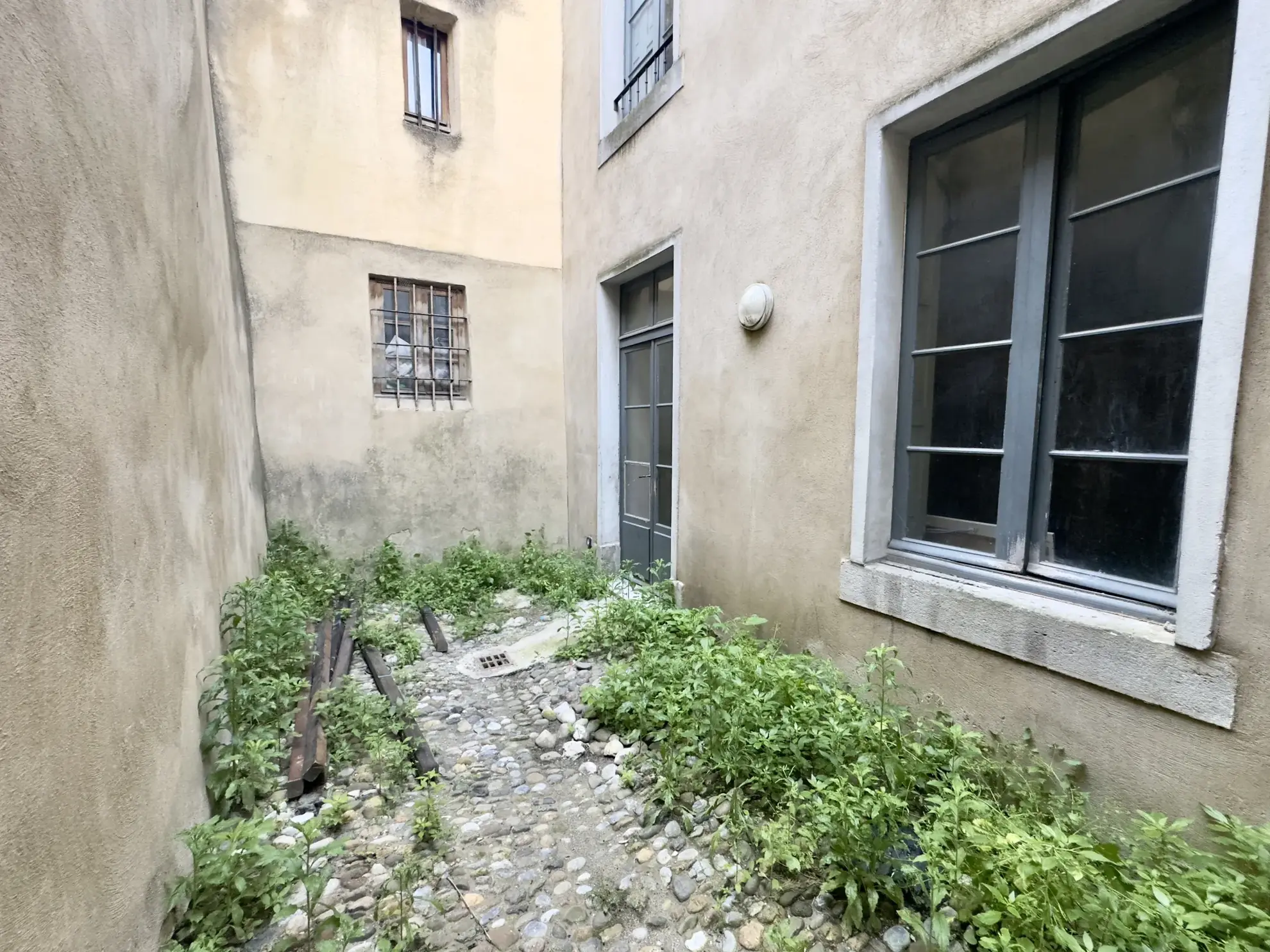 Immeuble à vendre de 135m² avec deux appartements et cour à Carcassonne 