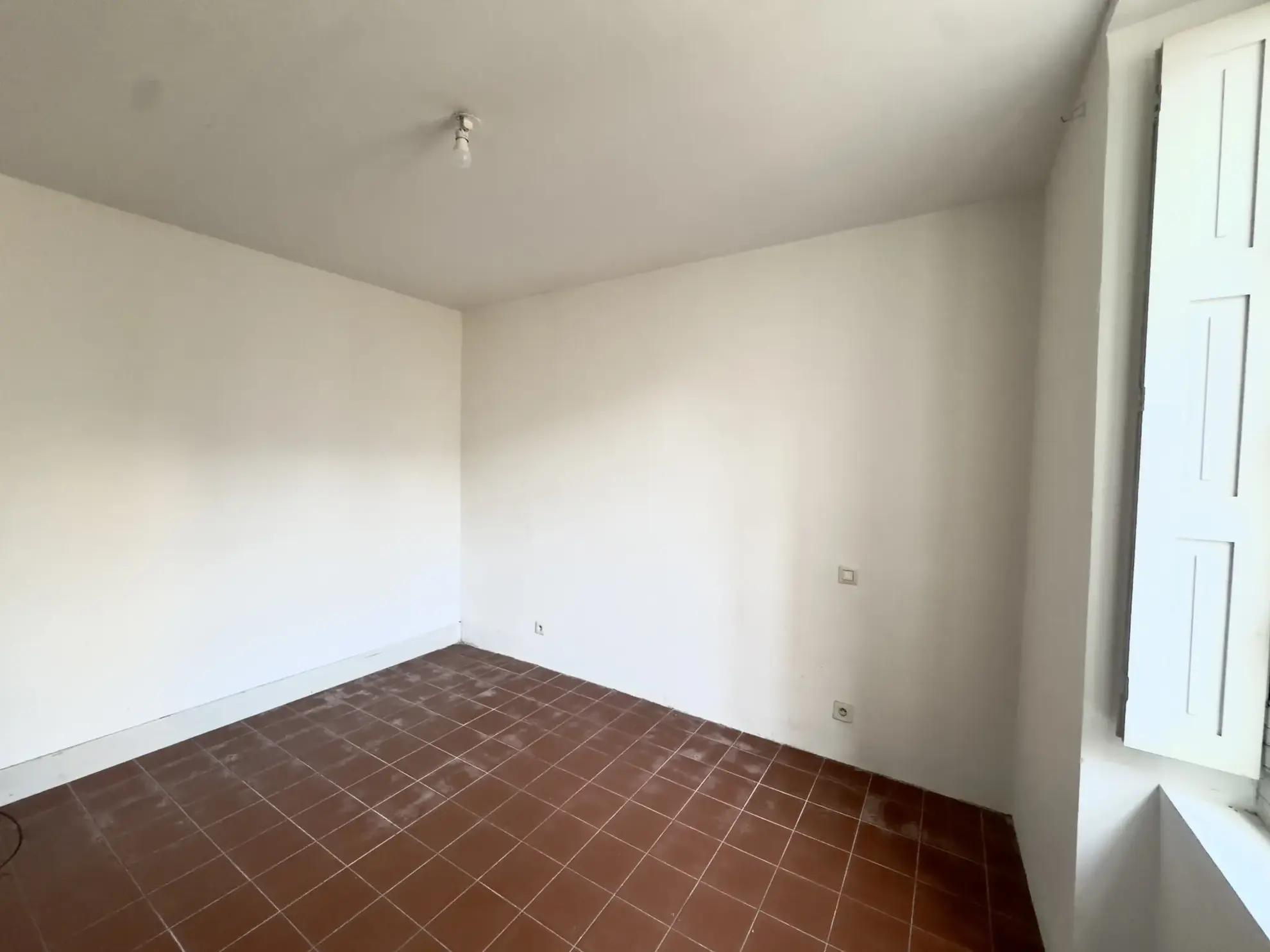 Immeuble à vendre de 135m² avec deux appartements et cour à Carcassonne 
