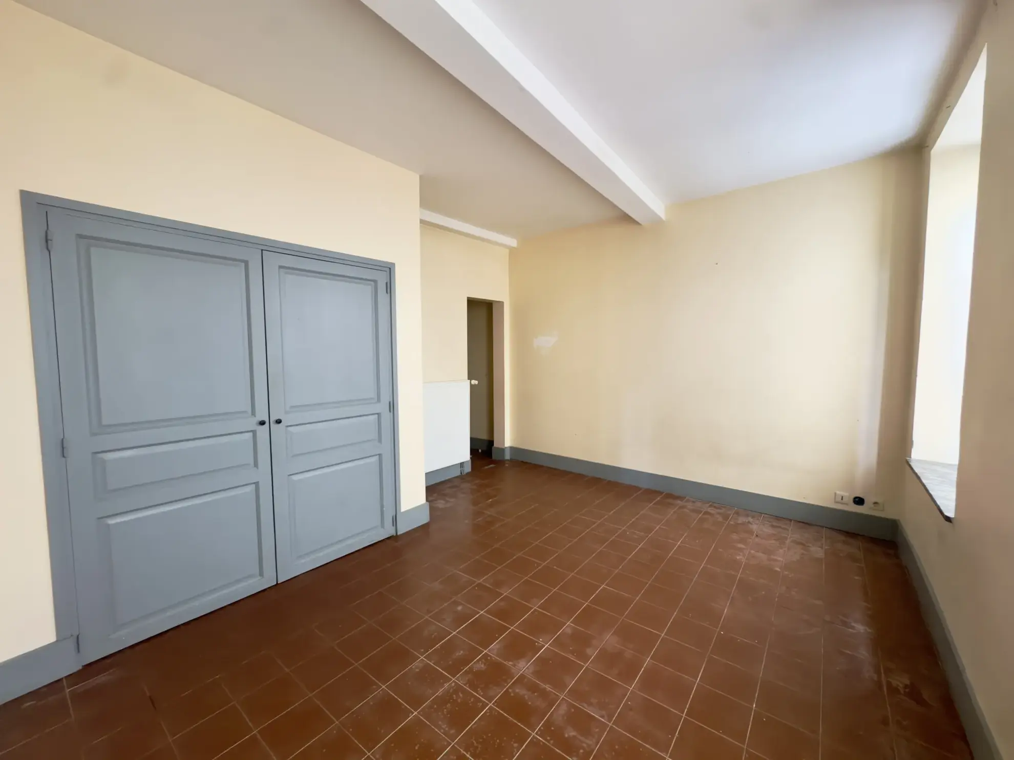 Immeuble à vendre de 135m² avec deux appartements et cour à Carcassonne 