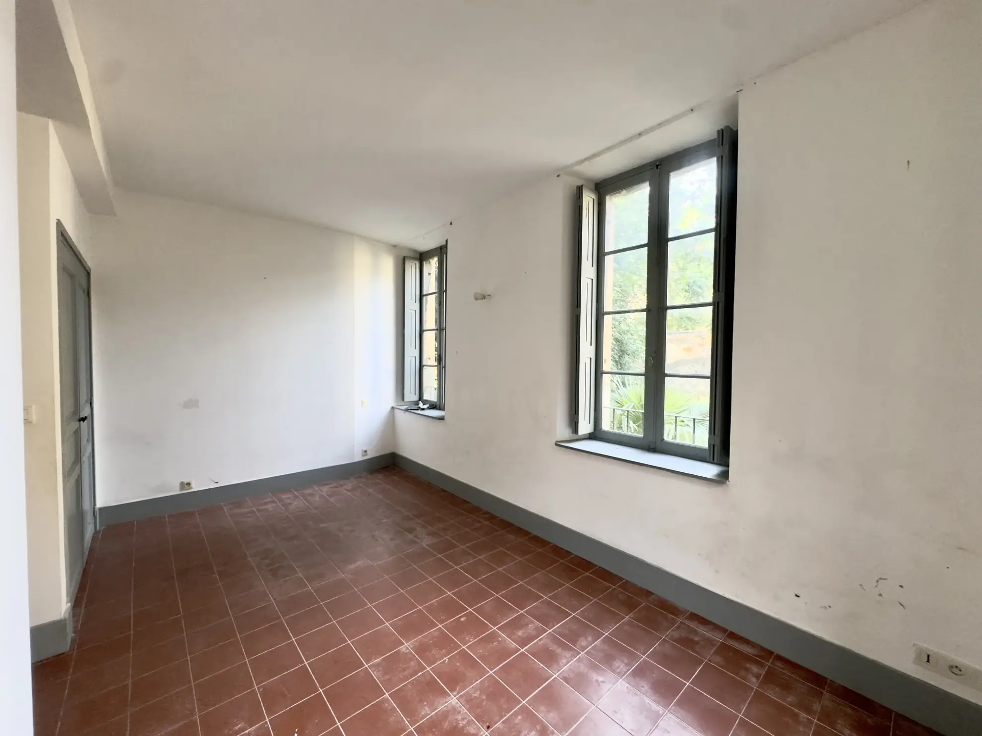 Immeuble à vendre de 135m² avec deux appartements et cour à Carcassonne 