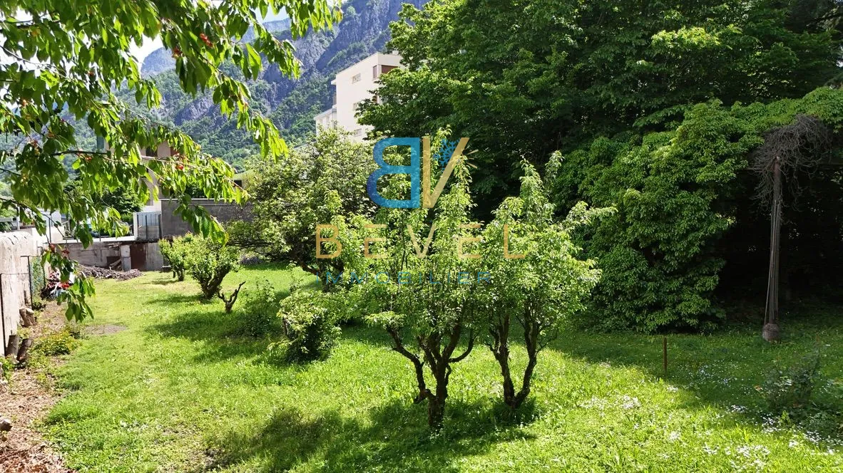 Terrain constructible à Saint-Jean-de-Maurienne, vue dégagée, proche commodités 
