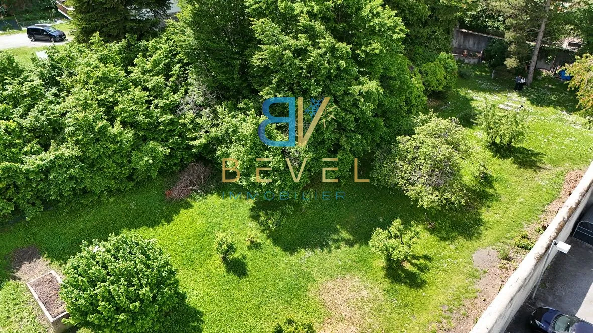 Terrain constructible à Saint-Jean-de-Maurienne, vue dégagée, proche commodités 